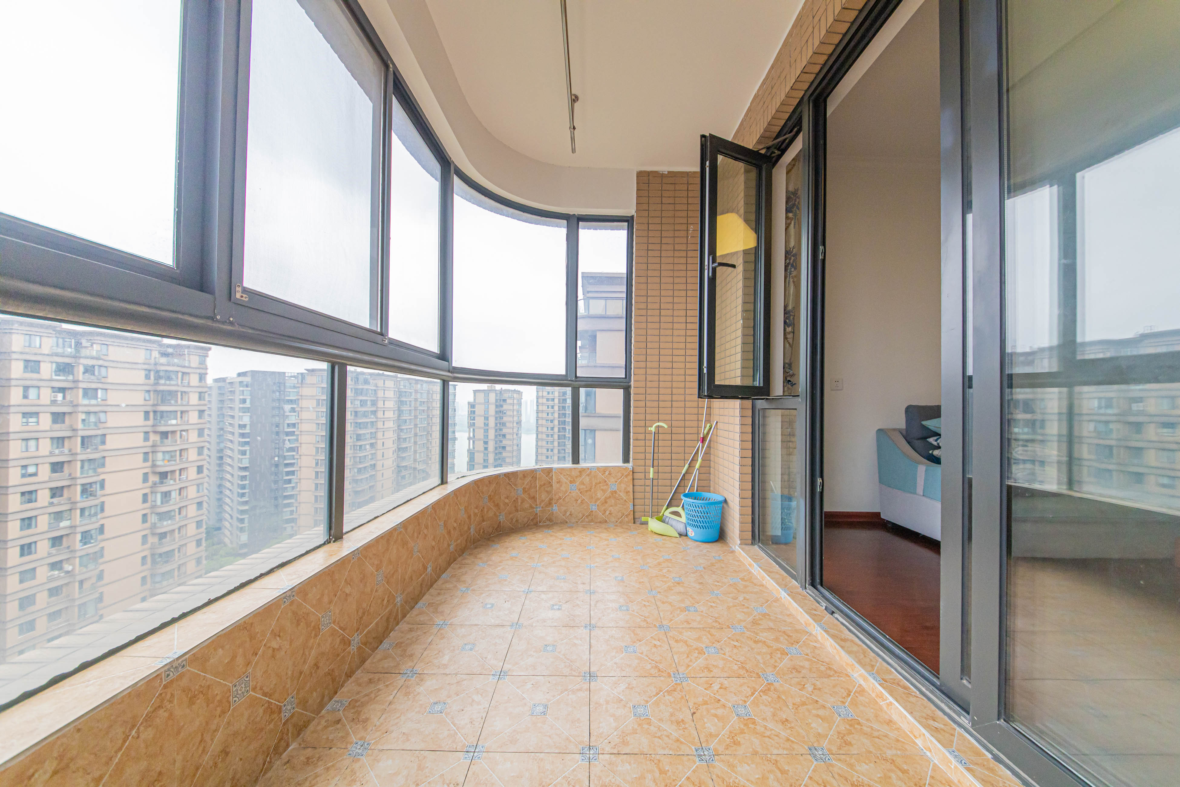 湘江雅颂居  2室2厅1卫    92.8万阳台