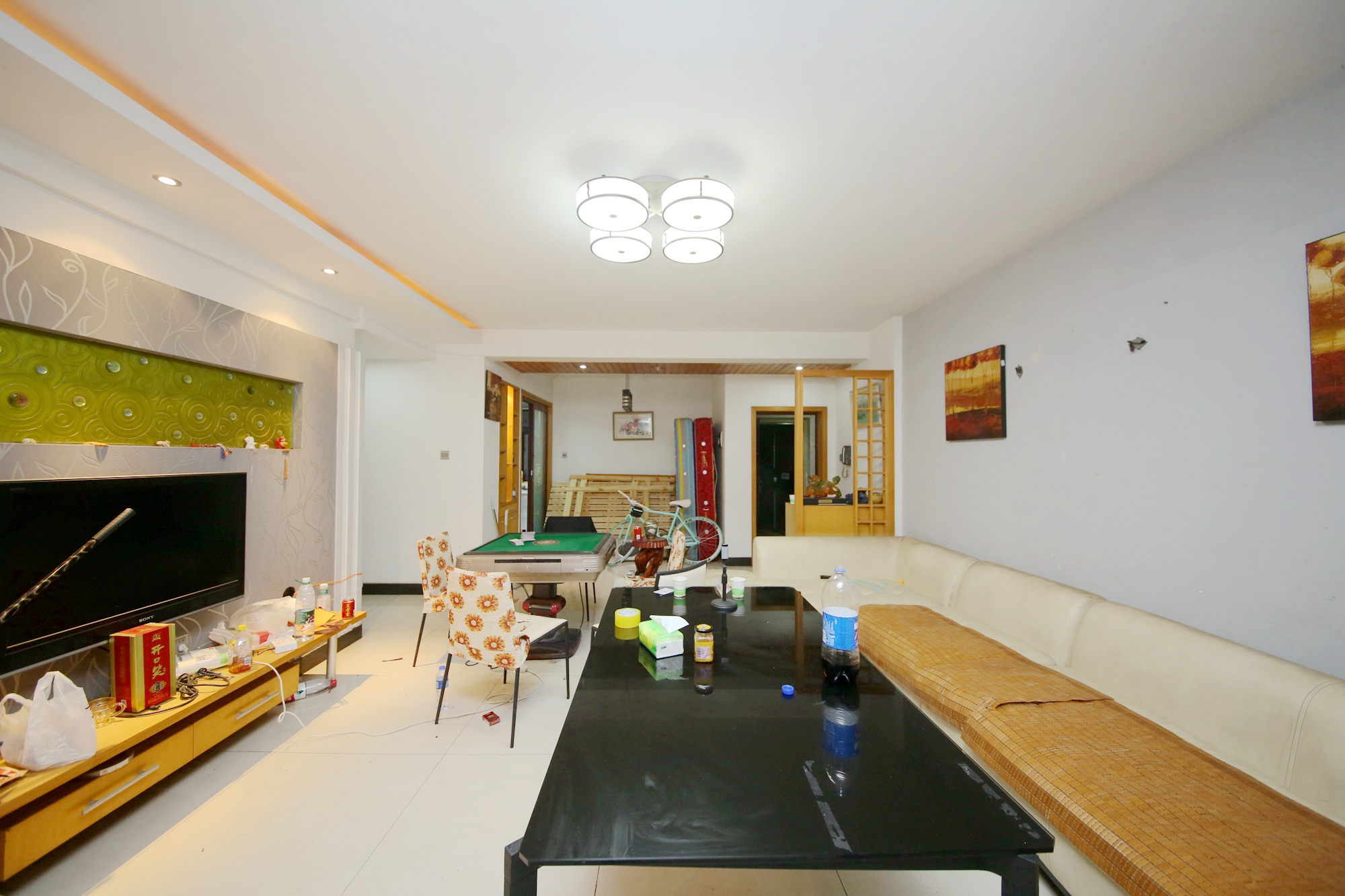 浏阳河畔家园  3室2厅2卫    108.0万客厅