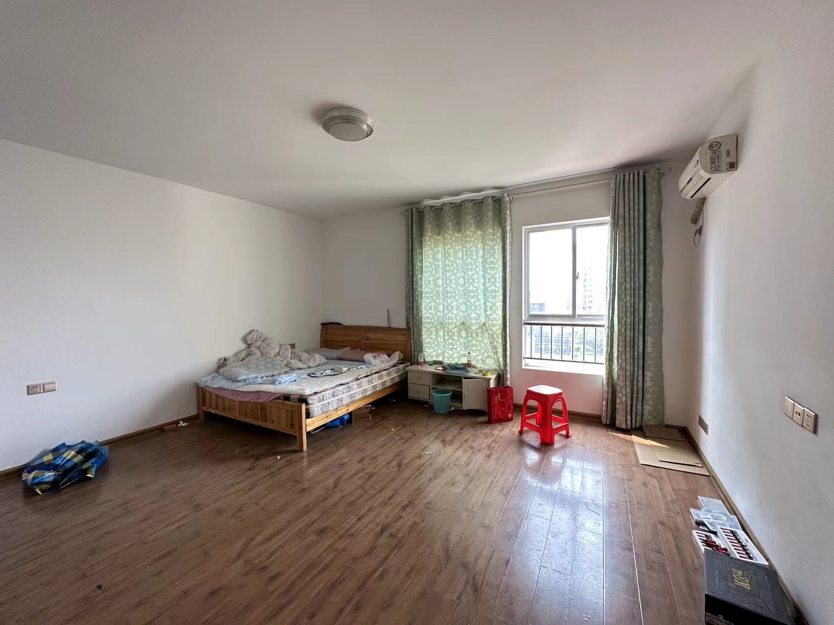 红盾雅园 4室2厅1卫 82.00万 红盾雅园 4室2厅1卫 82.00万室内图