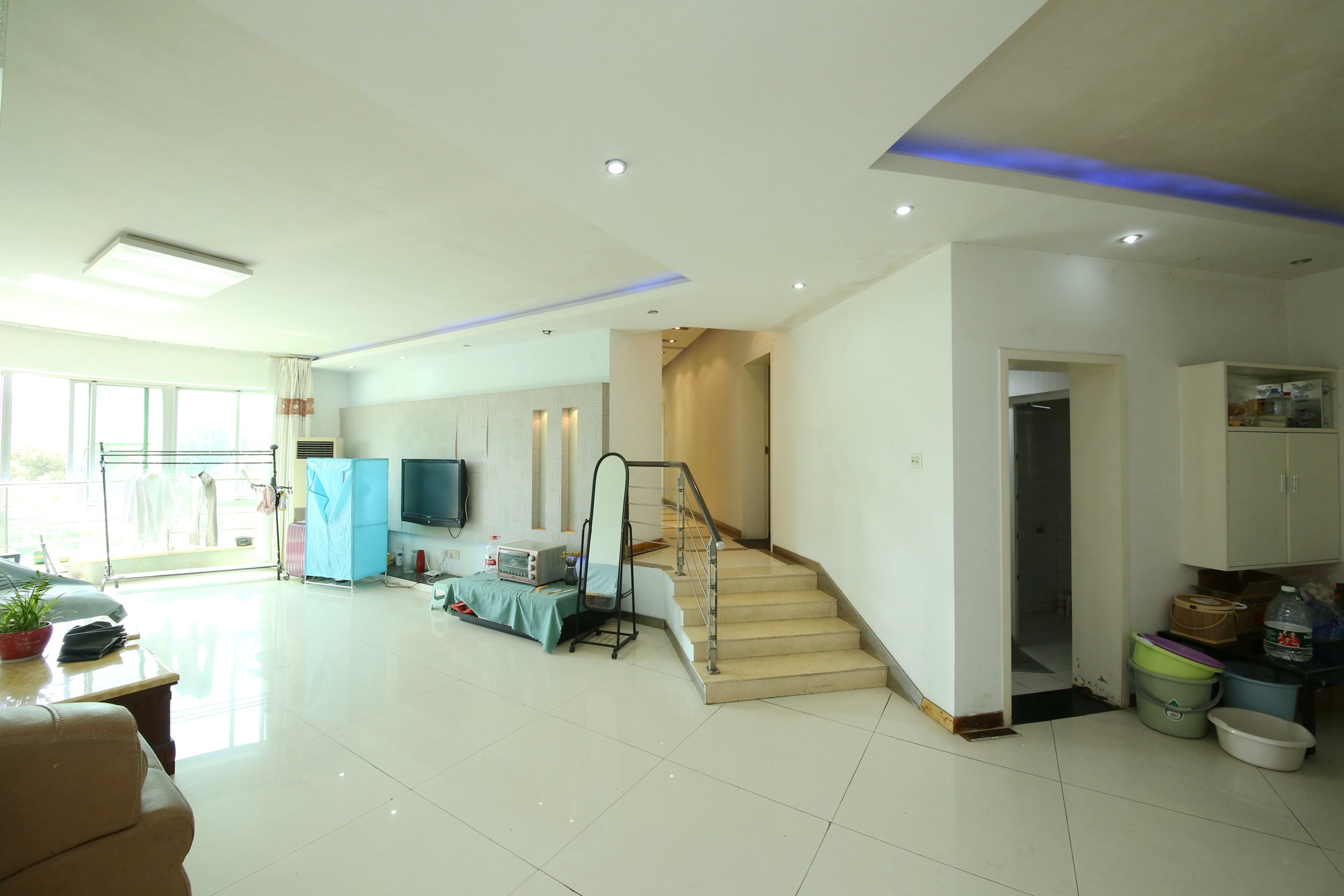 龙柏小区  4室2厅1卫    139.8万客厅