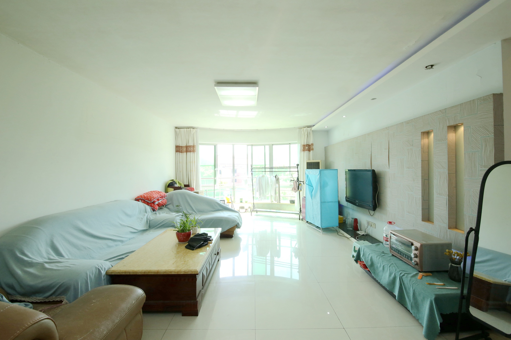 龙柏小区  4室2厅1卫    139.8万客厅