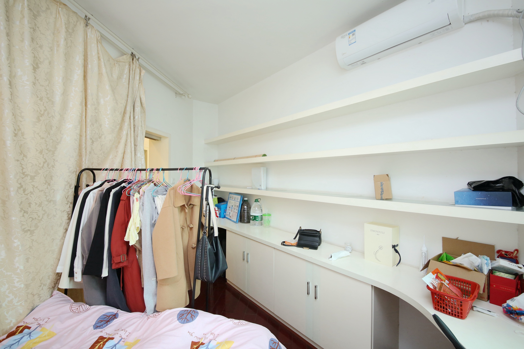 龙柏小区  4室2厅1卫    139.8万卧室