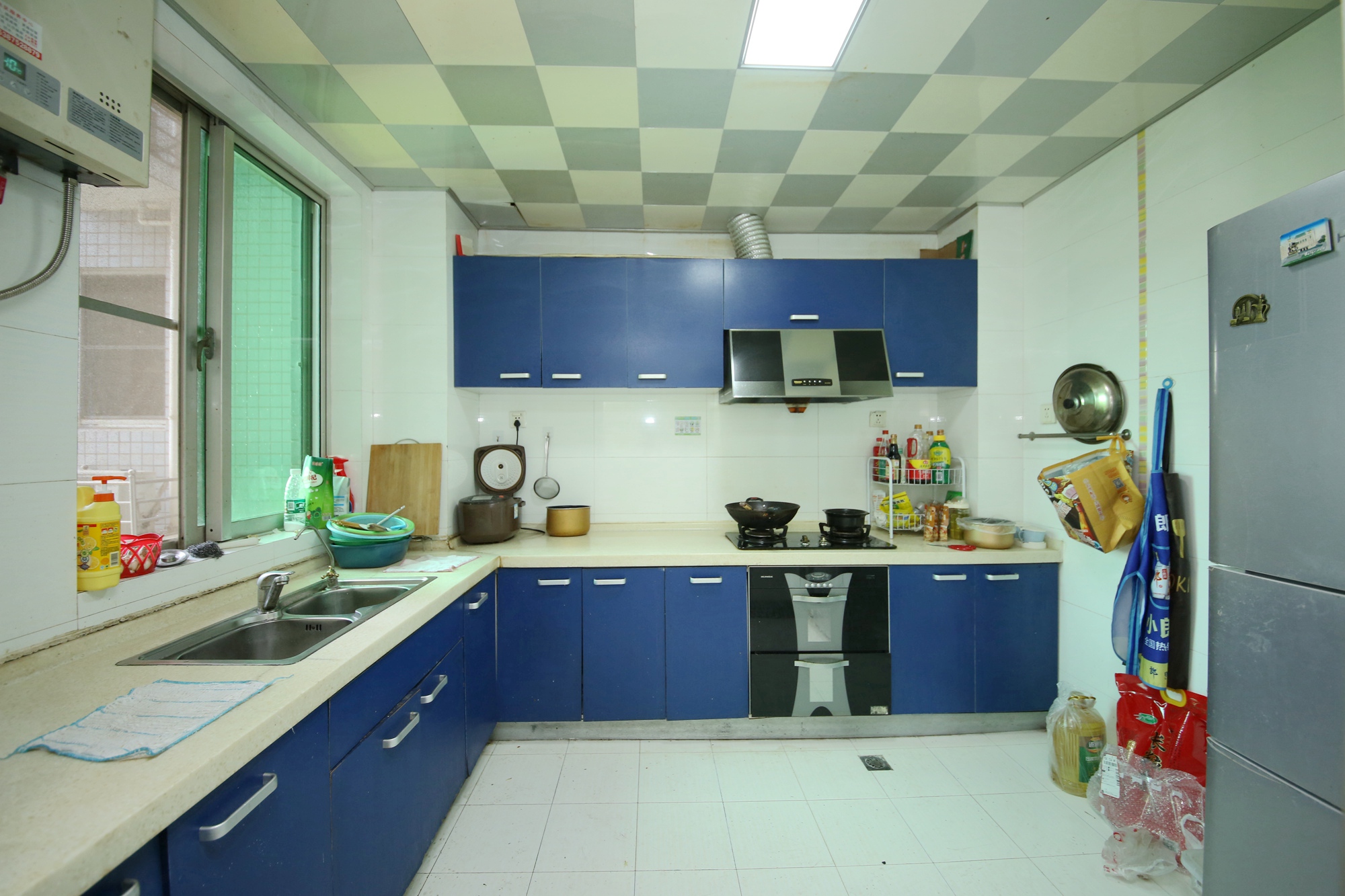 龙柏小区  4室2厅1卫    139.8万厨房