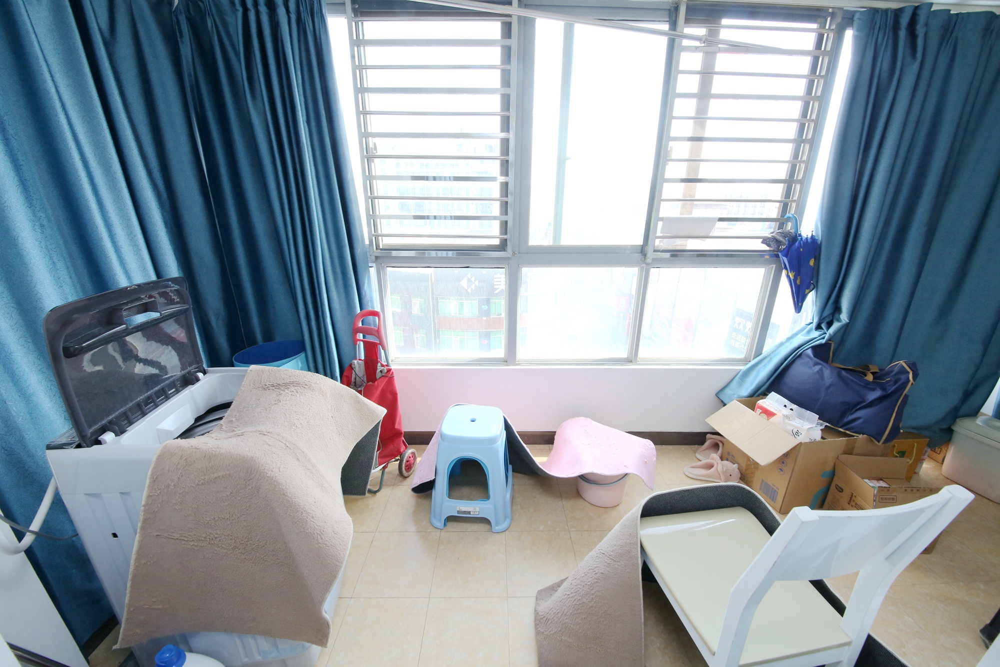 西罗亚大厦  3室2厅2卫   155.00万阳台