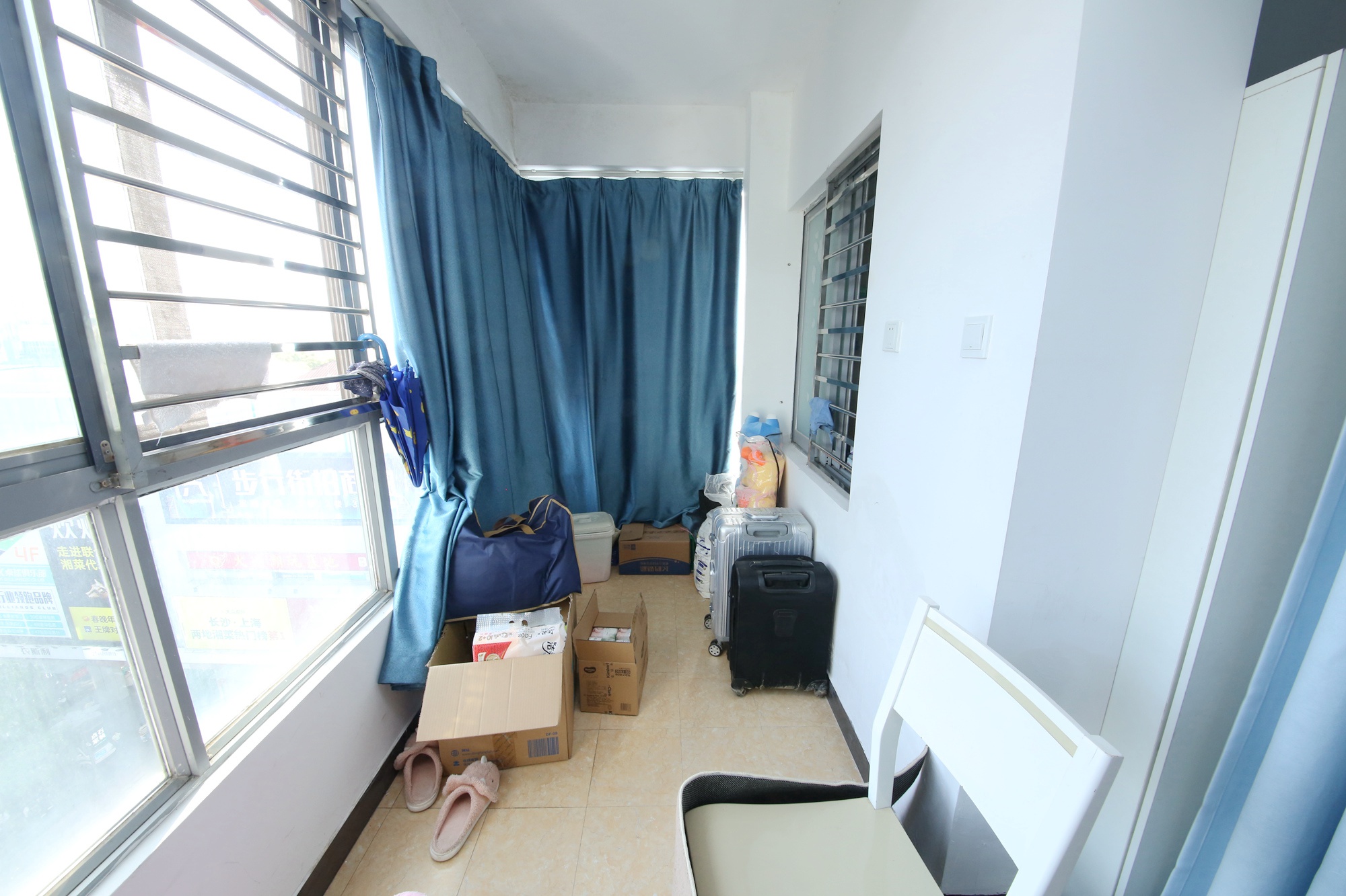 西罗亚大厦  3室2厅2卫   155.00万阳台