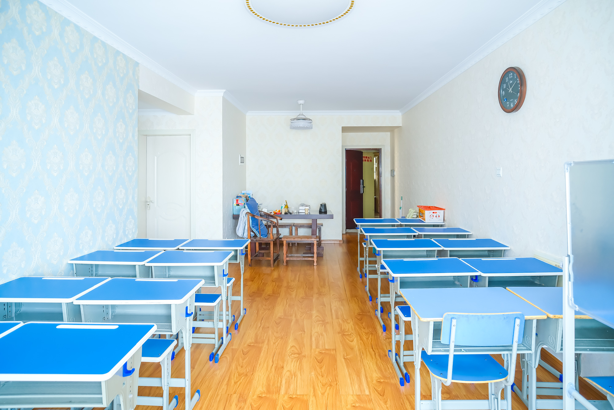 恒广国际景园一二区  2室2厅1卫   75.00万 恒广国际景园一二区  2室2厅1卫   75.00万客厅