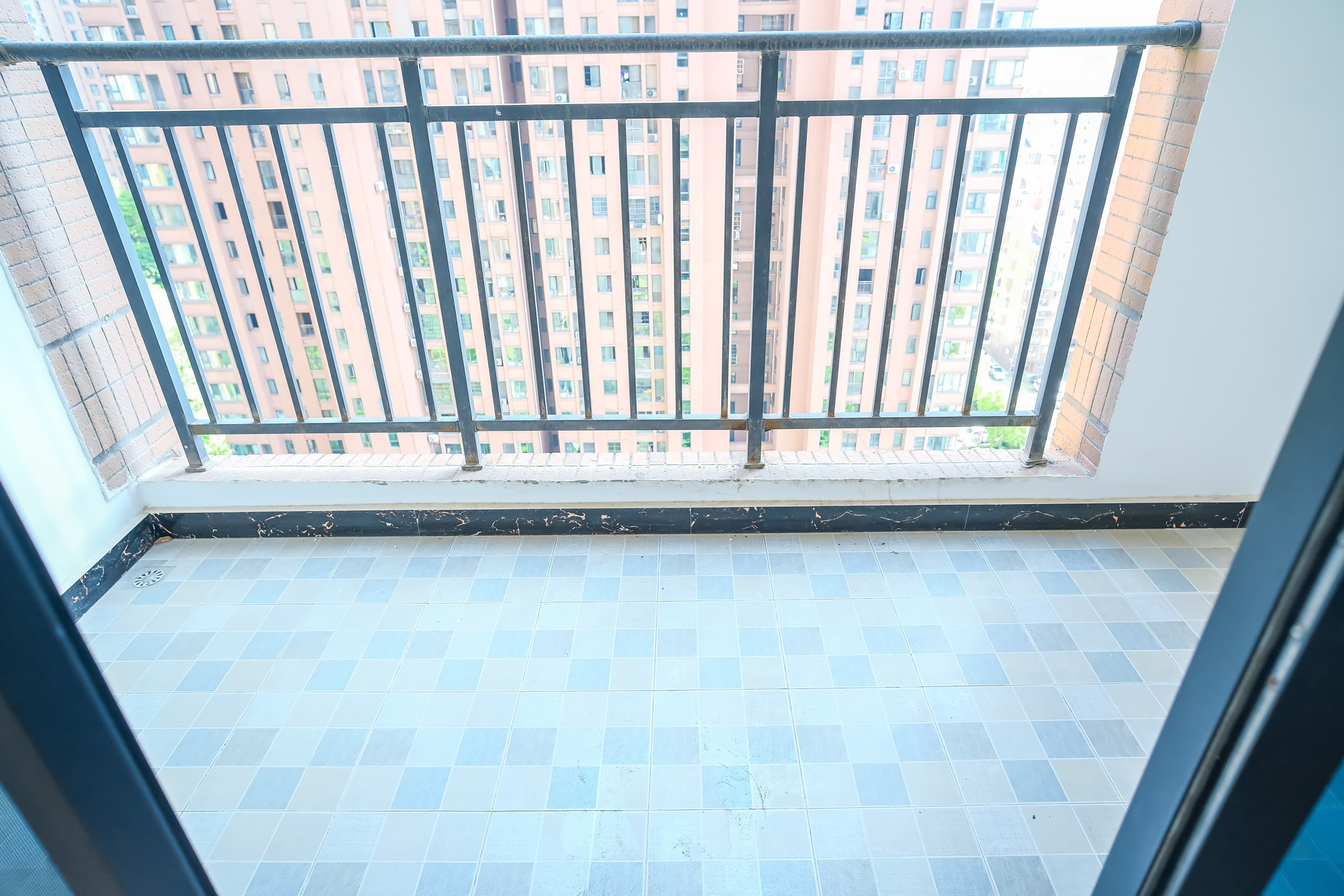 三一街区  3室2厅2卫   82.80万 三一街区  3室2厅2卫   82.80万阳台