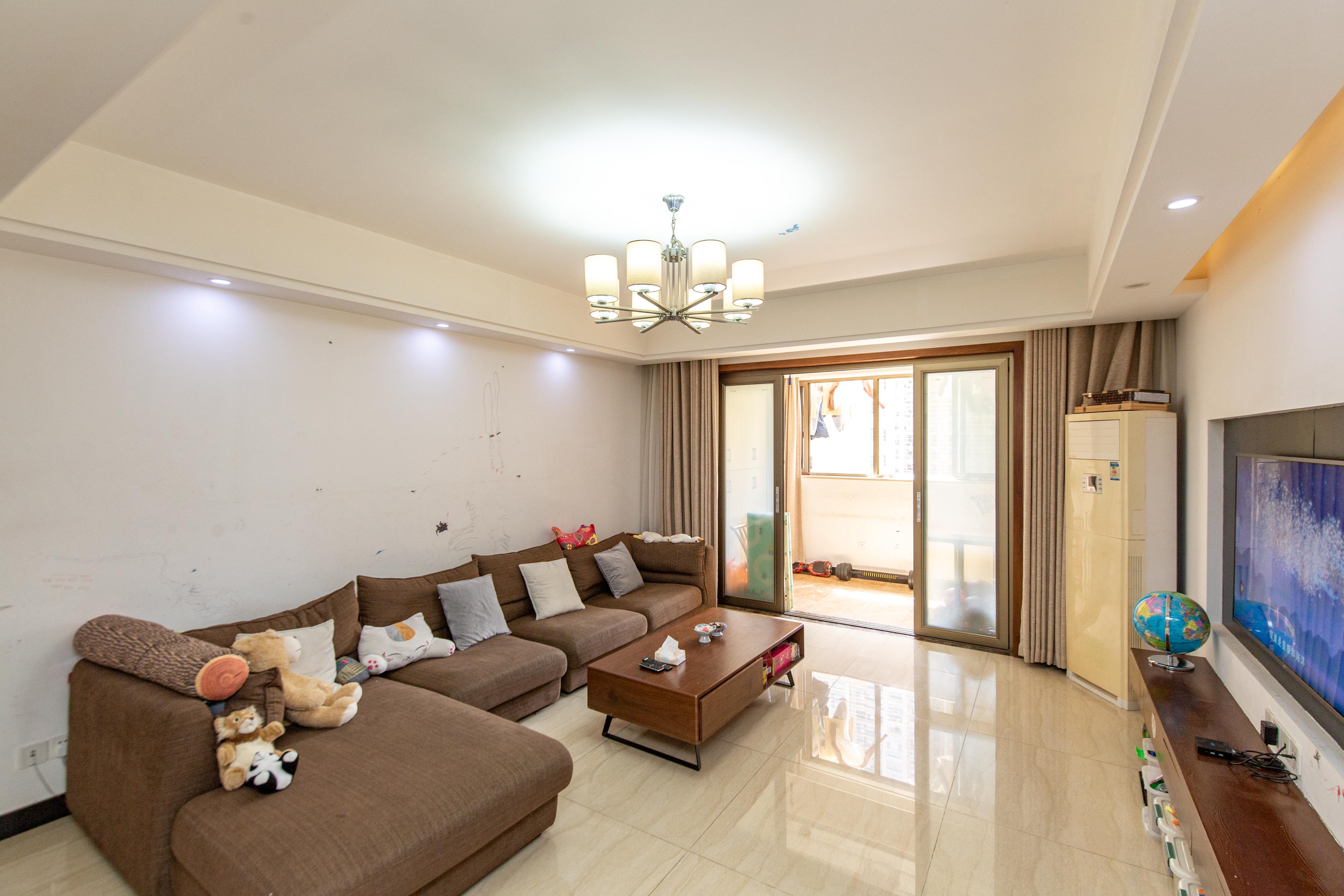 香樟鑫都  4室2厅2卫    174.0万客厅