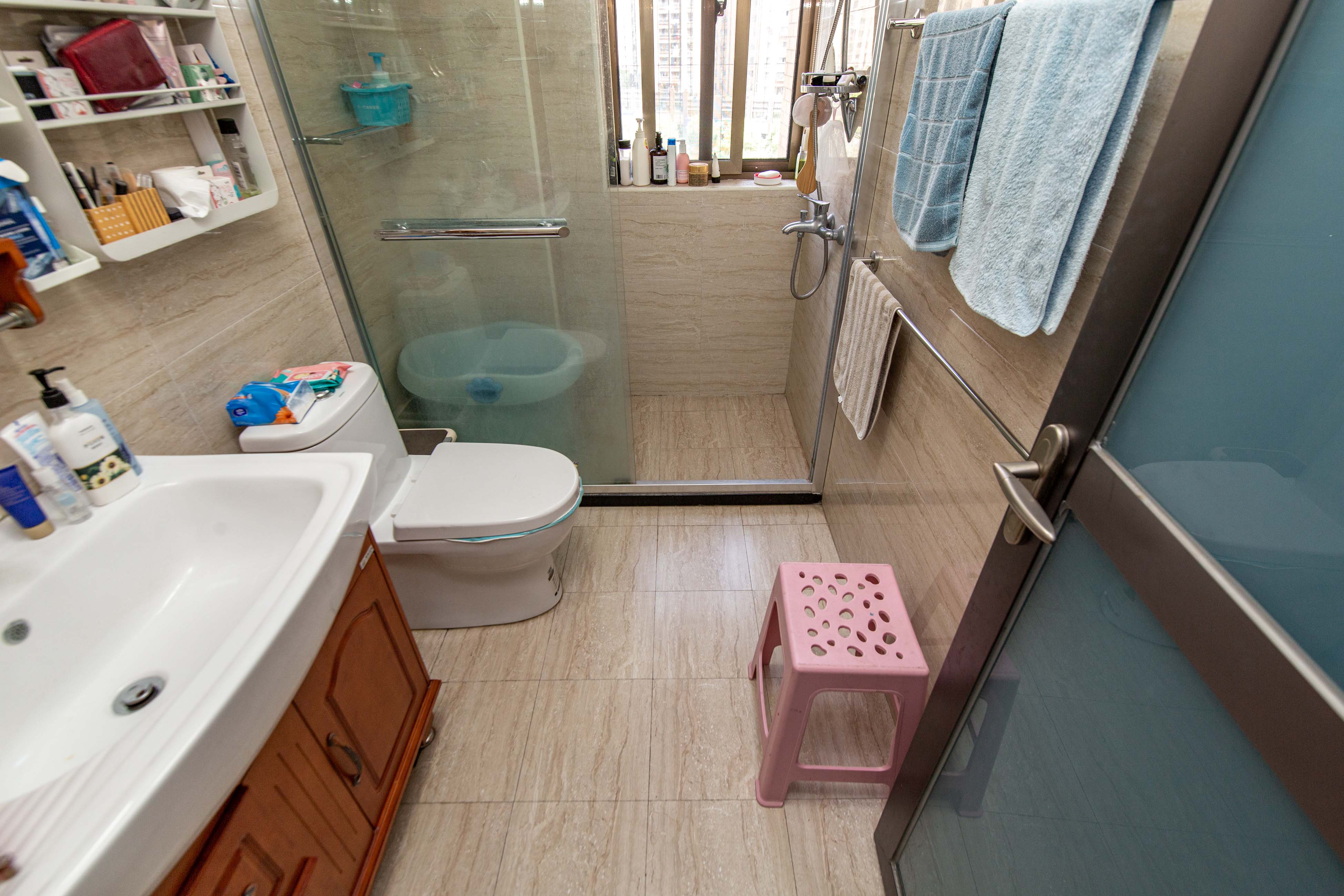 香樟鑫都  4室2厅2卫    174.0万卫生间