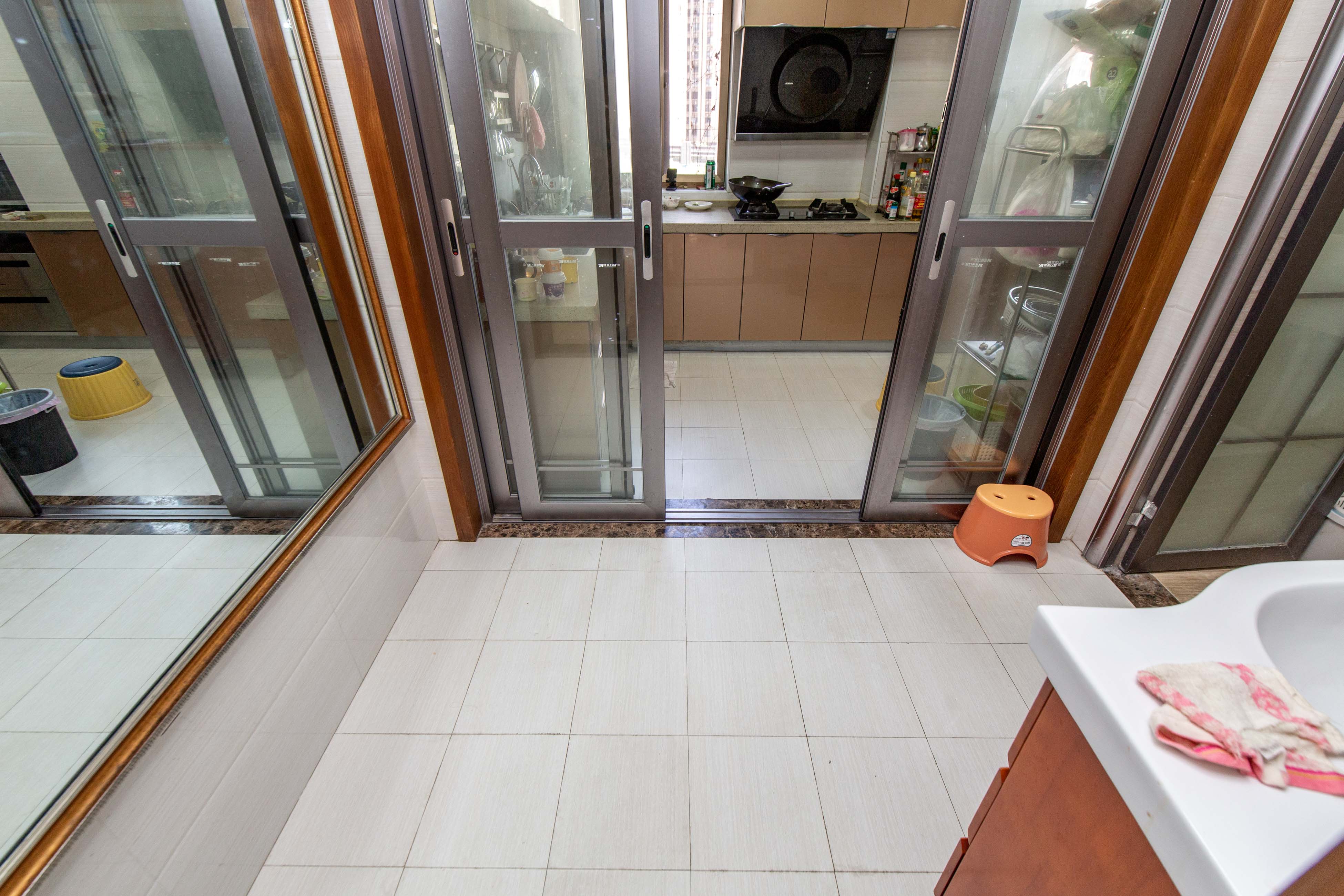 香樟鑫都  4室2厅2卫    174.0万厨房