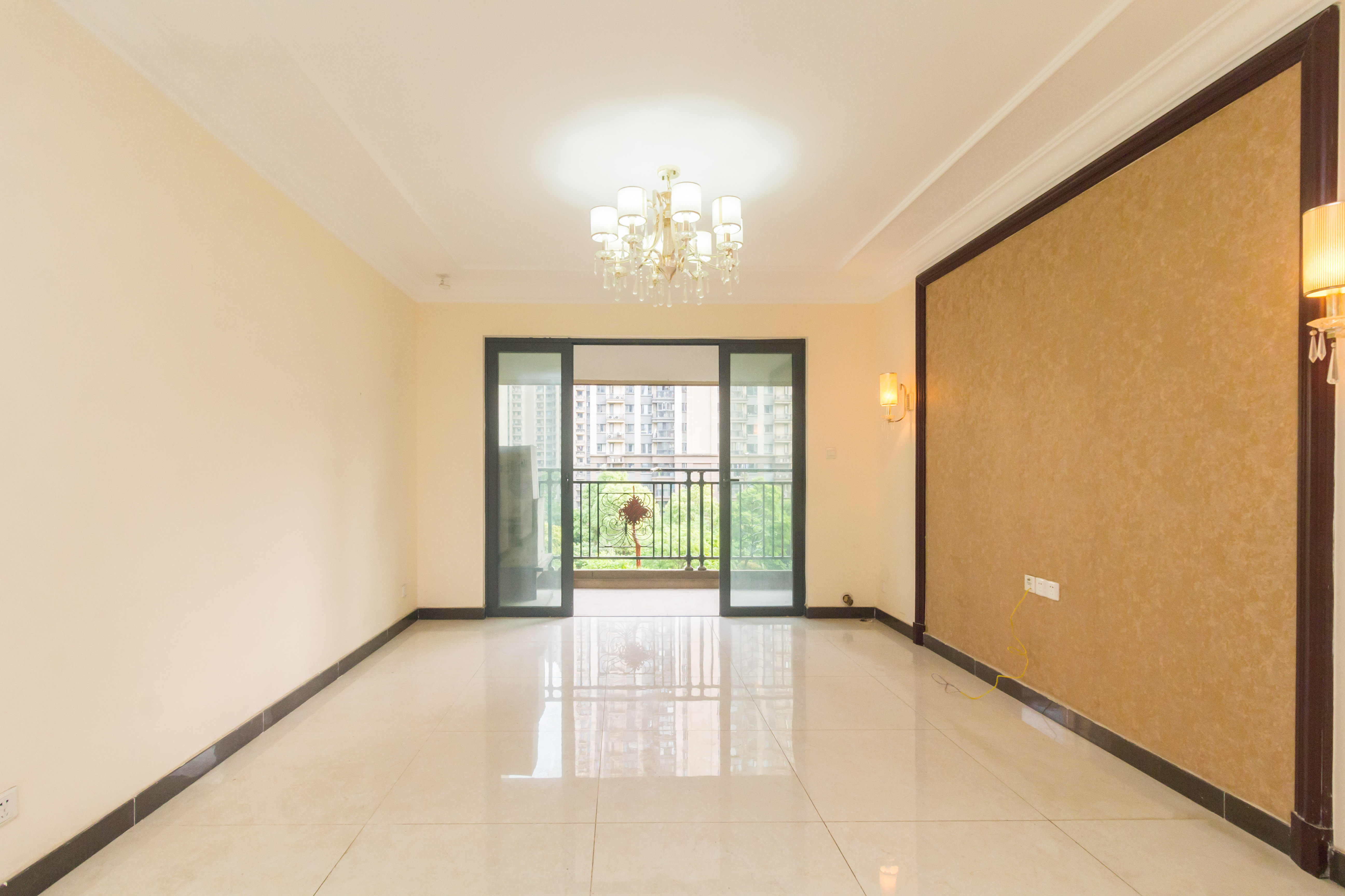 恒大江湾  3室2厅2卫   105.00万 恒大江湾  3室2厅2卫   105.00万客厅