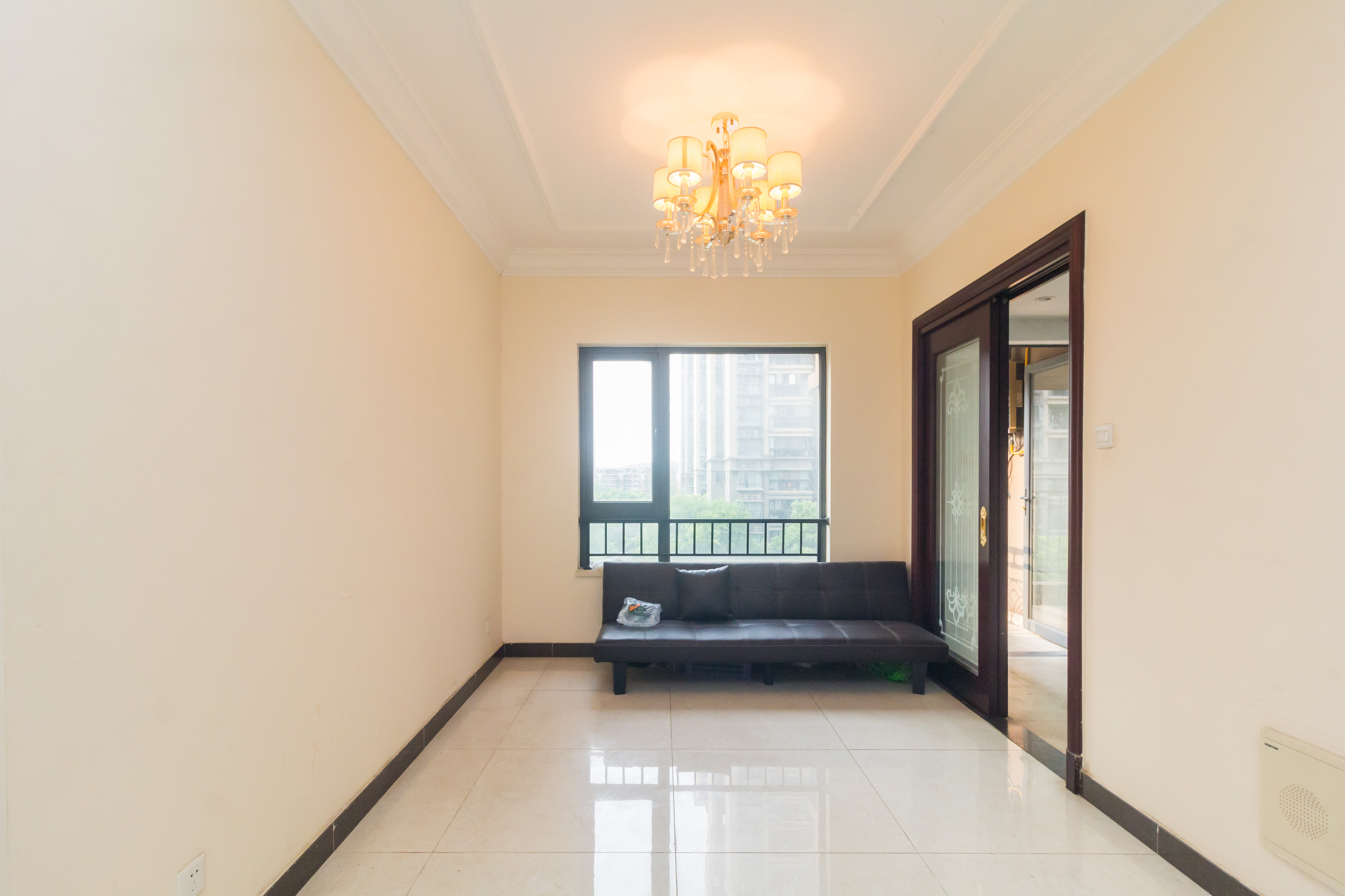 恒大江湾  3室2厅2卫   105.00万 恒大江湾  3室2厅2卫   105.00万客厅