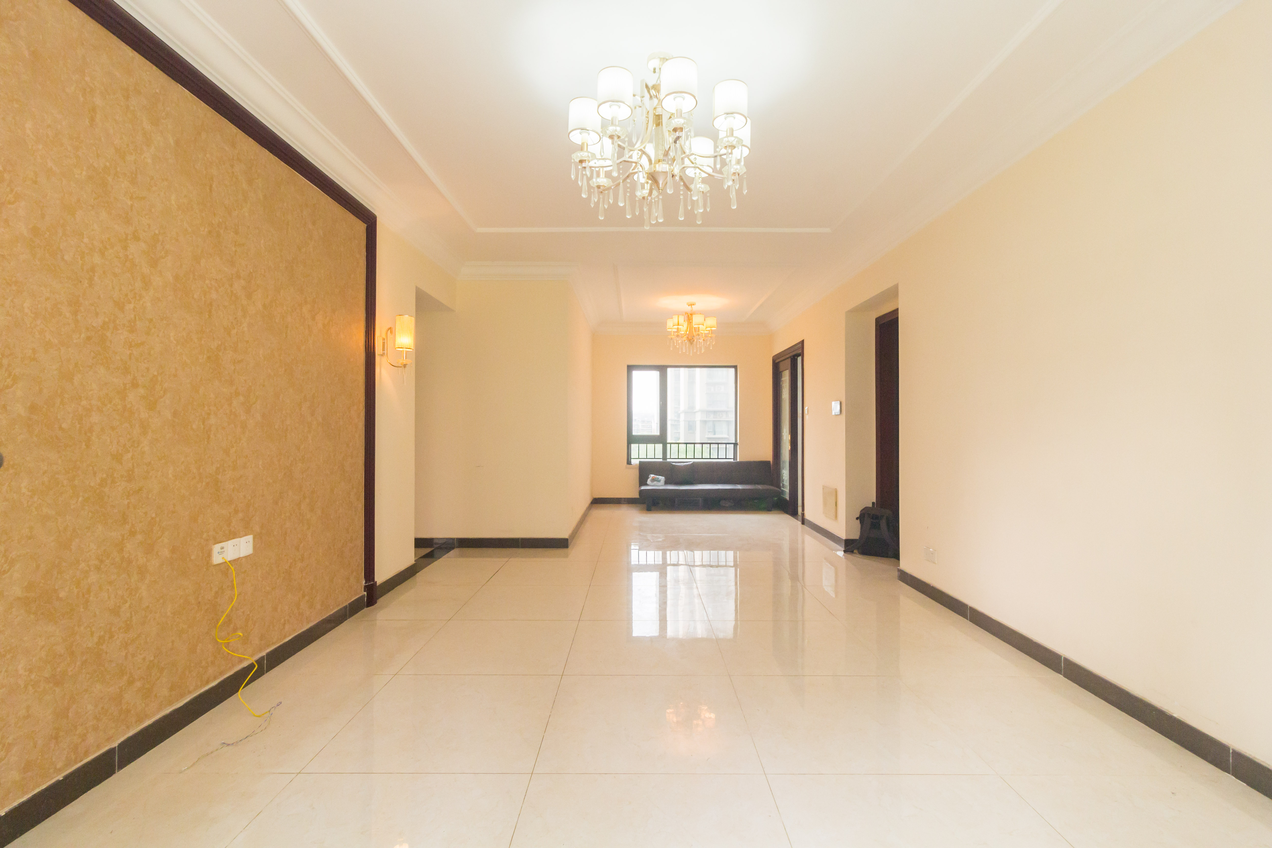 恒大江湾  3室2厅2卫   105.00万 恒大江湾  3室2厅2卫   105.00万客厅