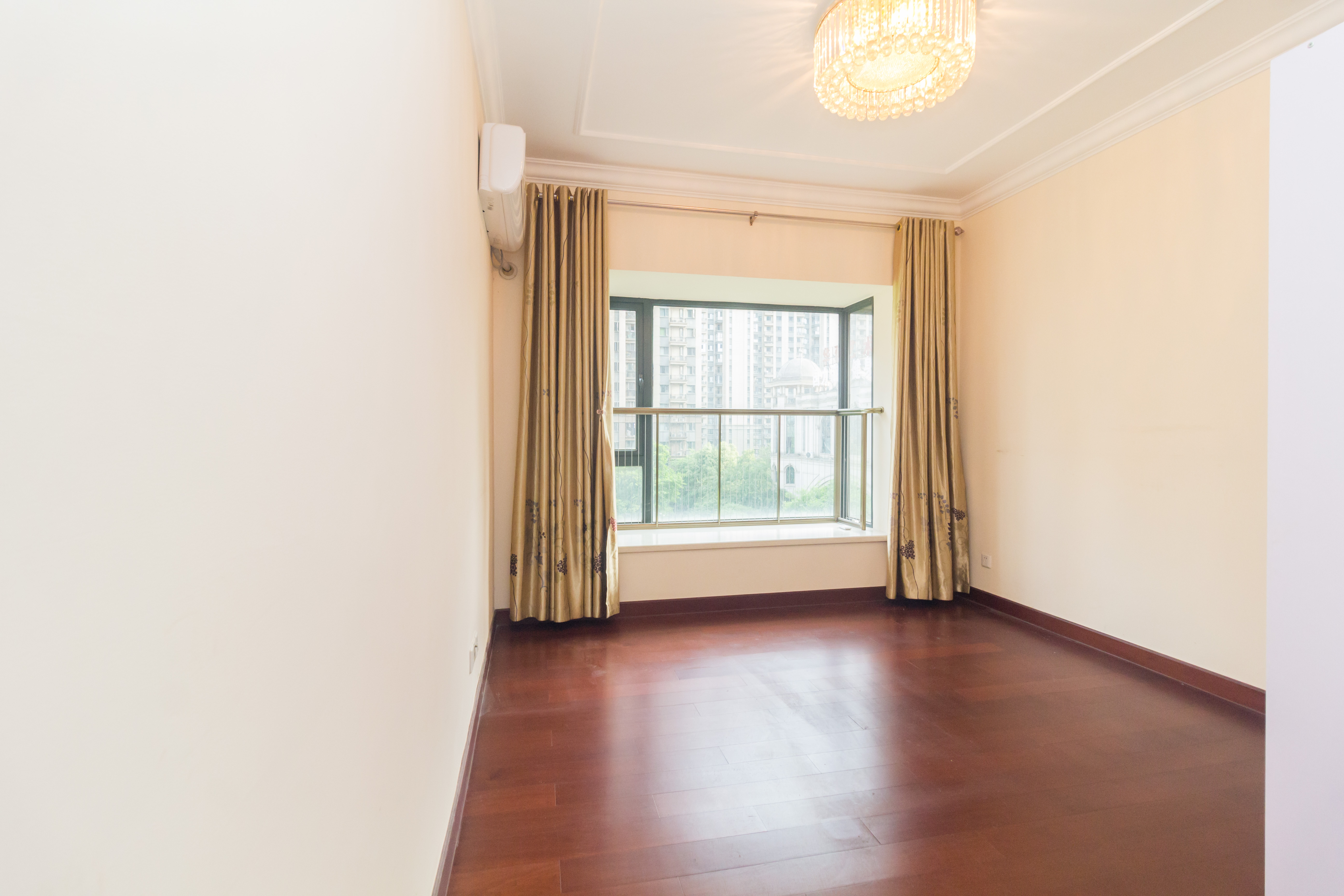 恒大江湾  3室2厅2卫   105.00万 恒大江湾  3室2厅2卫   105.00万卧室