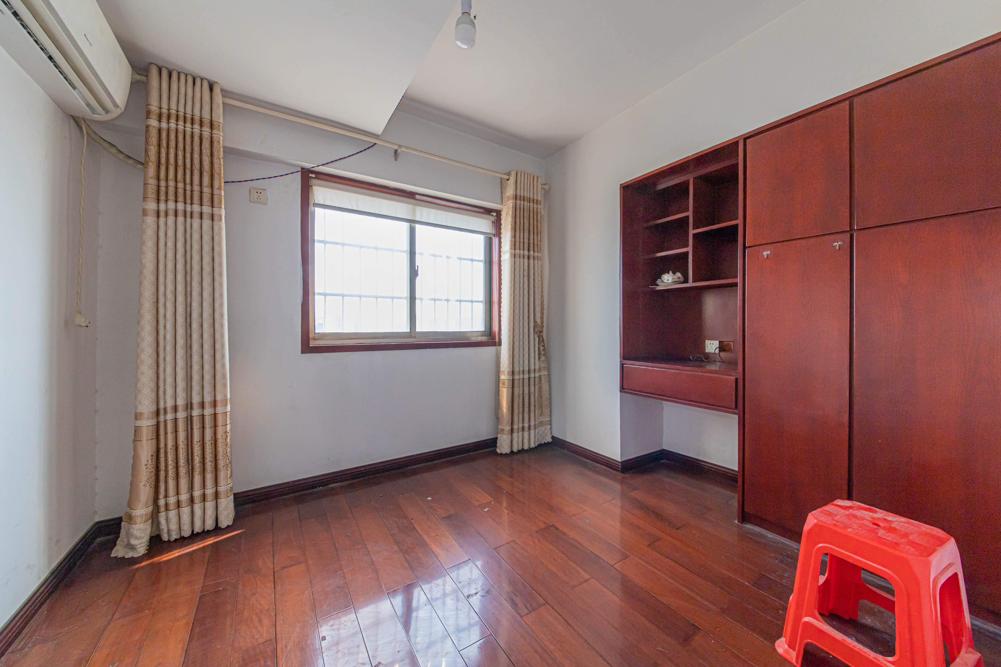 南国嘉苑  4室2厅1卫    112.68万卧室