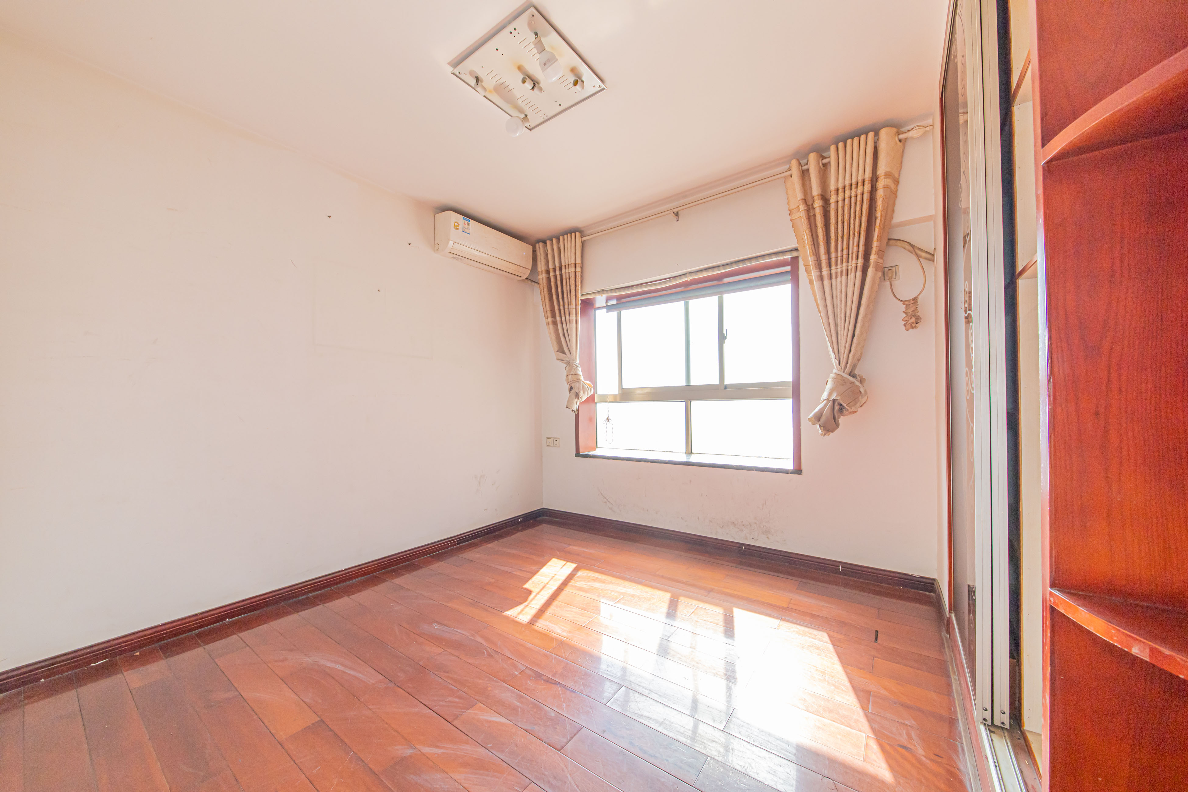 南国嘉苑  4室2厅1卫    112.68万卧室