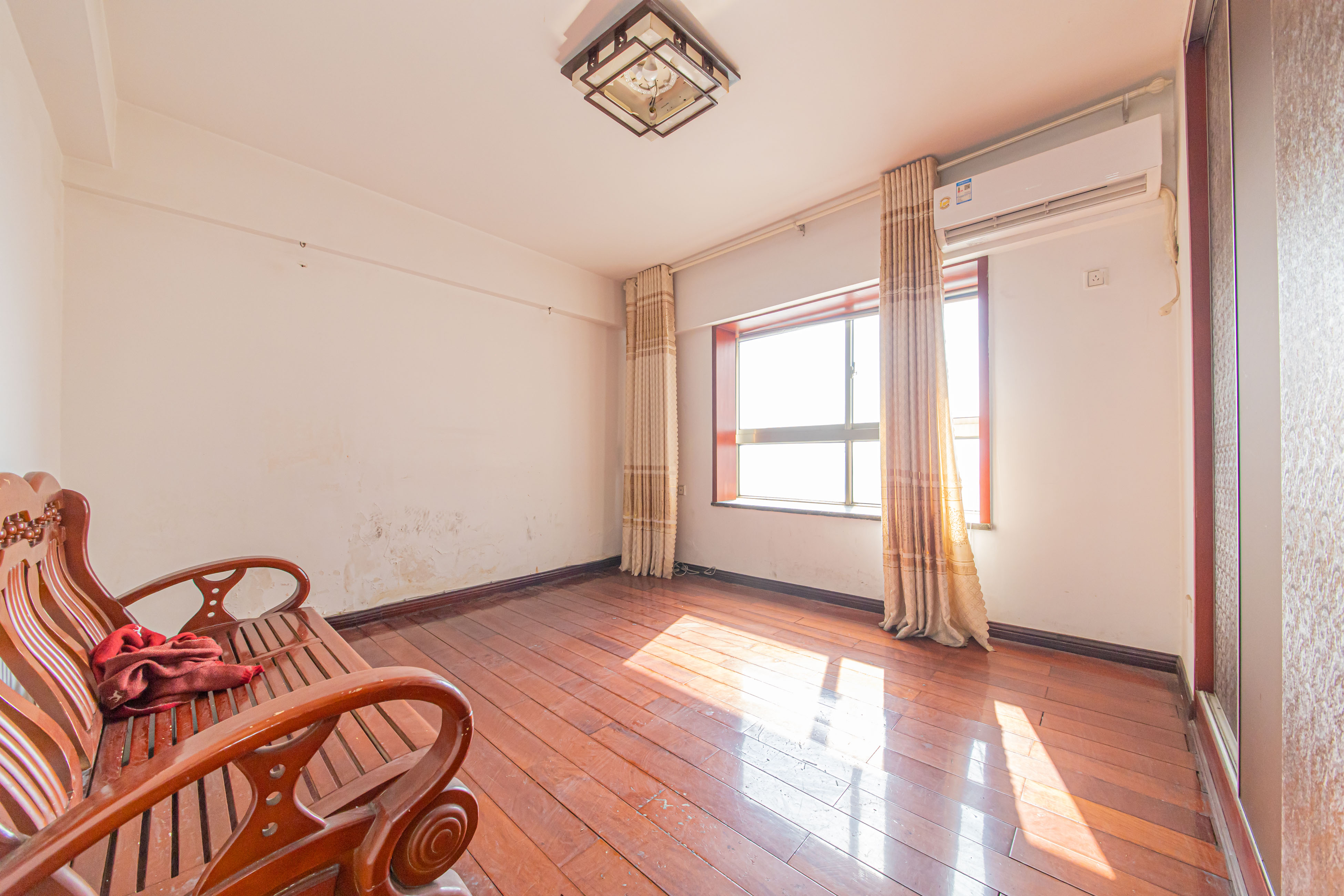 南国嘉苑  4室2厅1卫    112.68万卧室