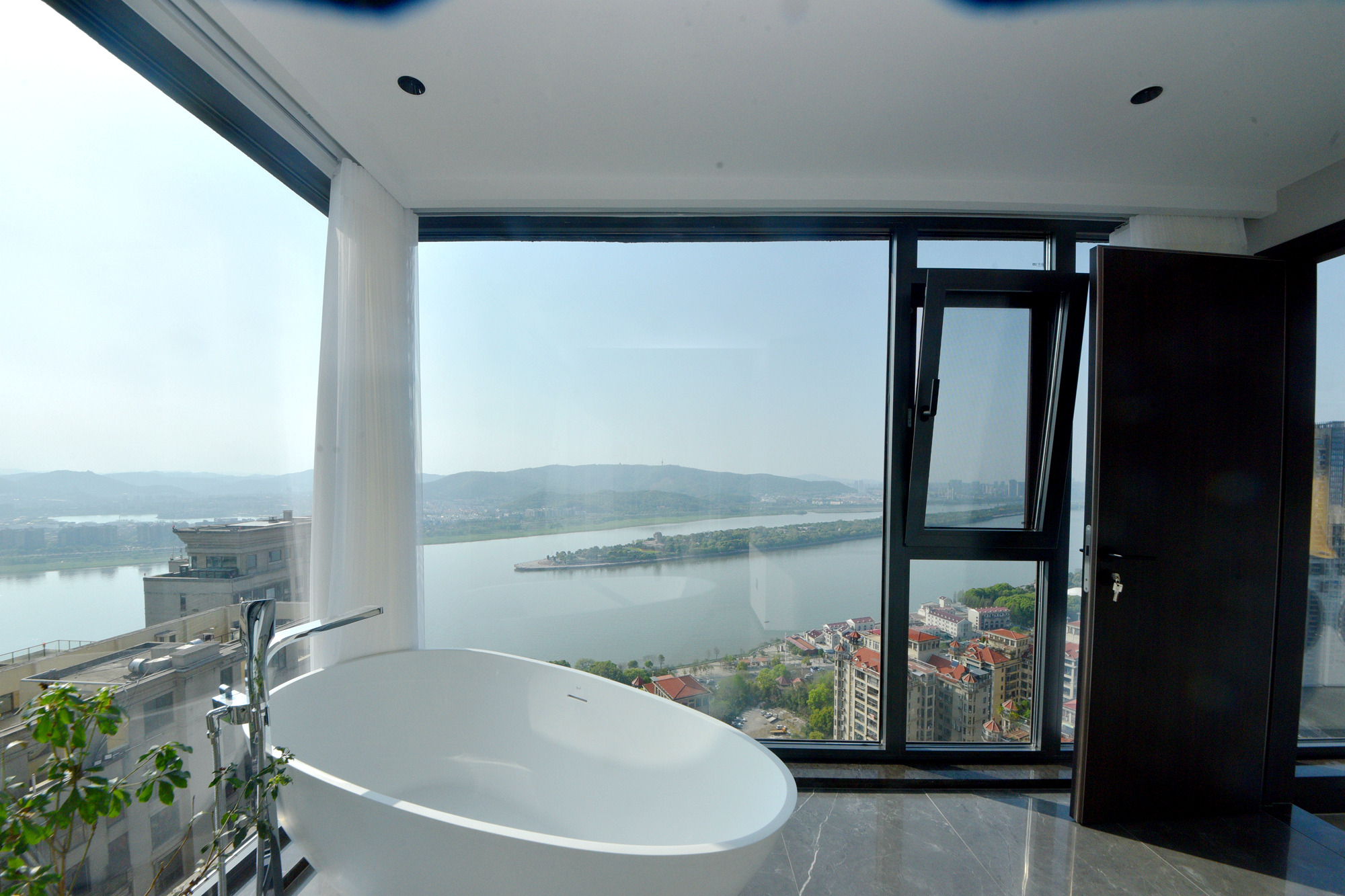 中建江山壹号  3室2厅2卫    697.8万阳台