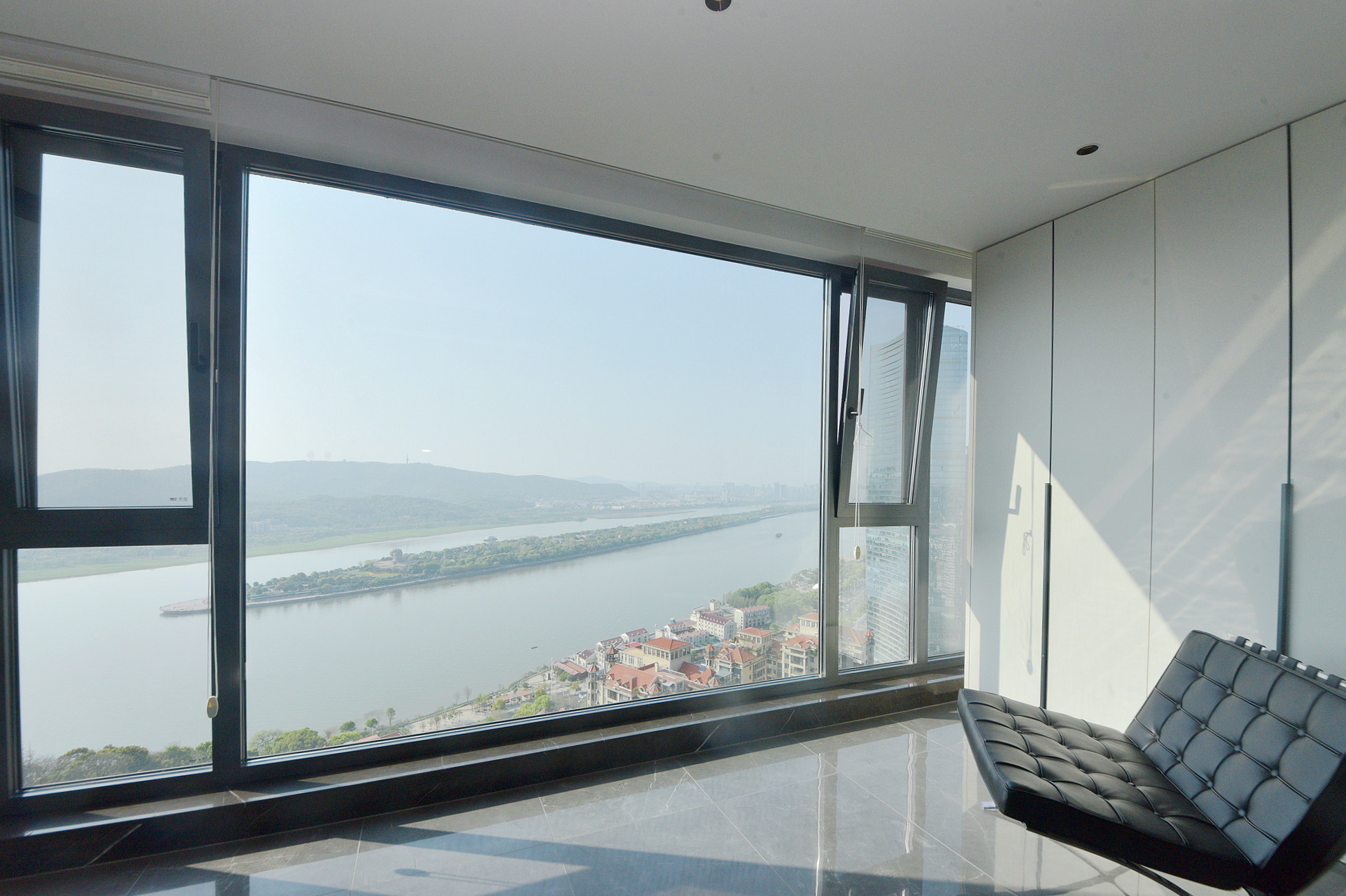 中建江山壹号  3室2厅2卫    697.8万阳台