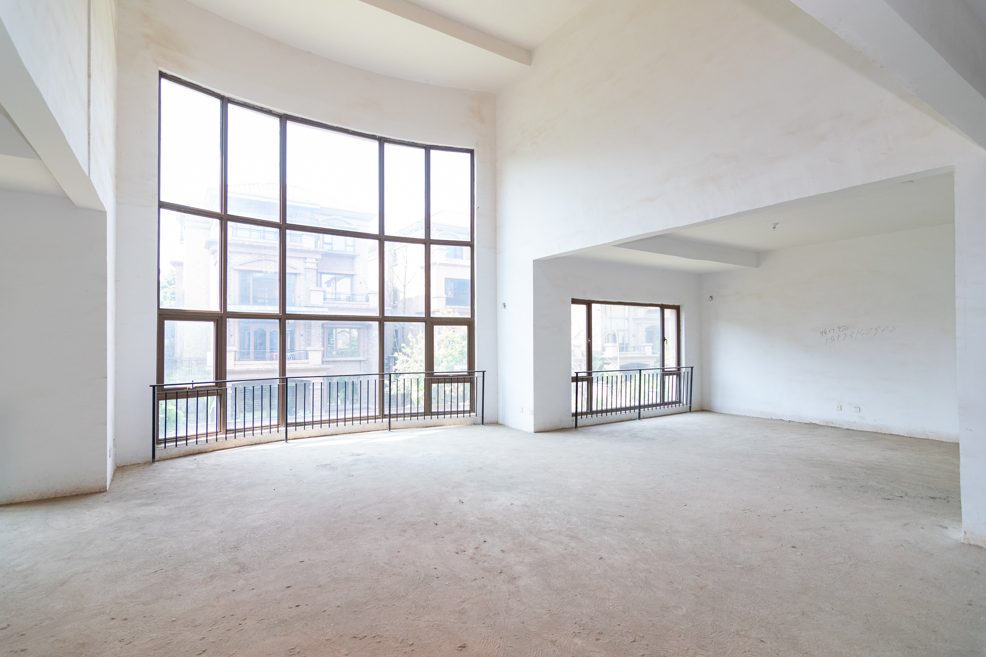 盈峰翠邸  7室3厅6卫   1080.00万 盈峰翠邸  7室3厅6卫   1080.00万客厅