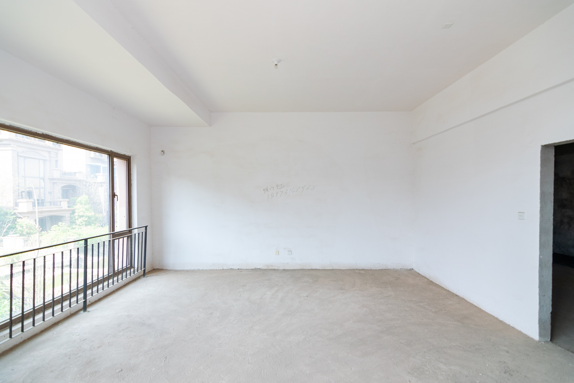 盈峰翠邸  7室3厅6卫   1080.00万 盈峰翠邸  7室3厅6卫   1080.00万客厅