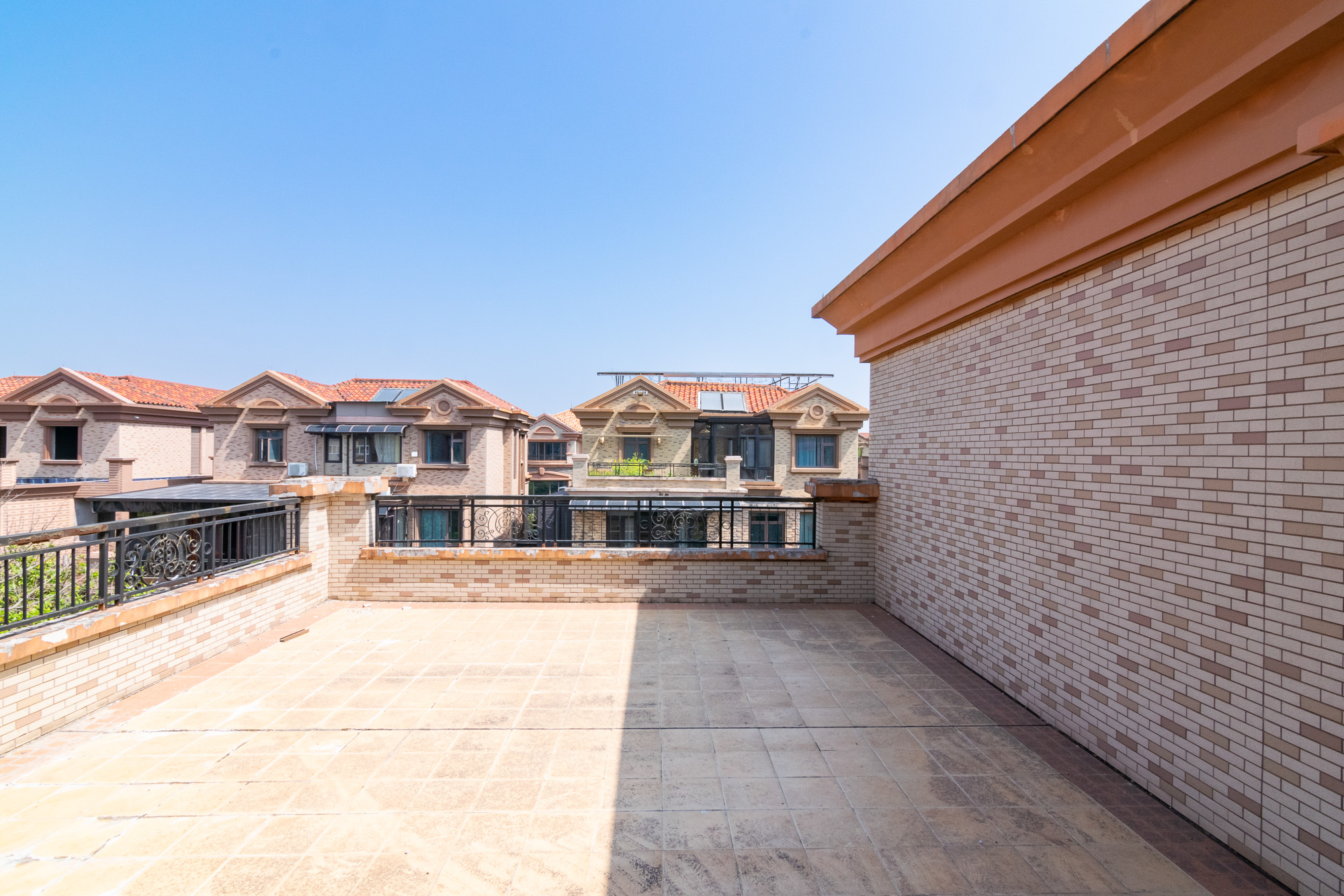 盈峰翠邸  7室3厅6卫   1080.00万 盈峰翠邸  7室3厅6卫   1080.00万阳台