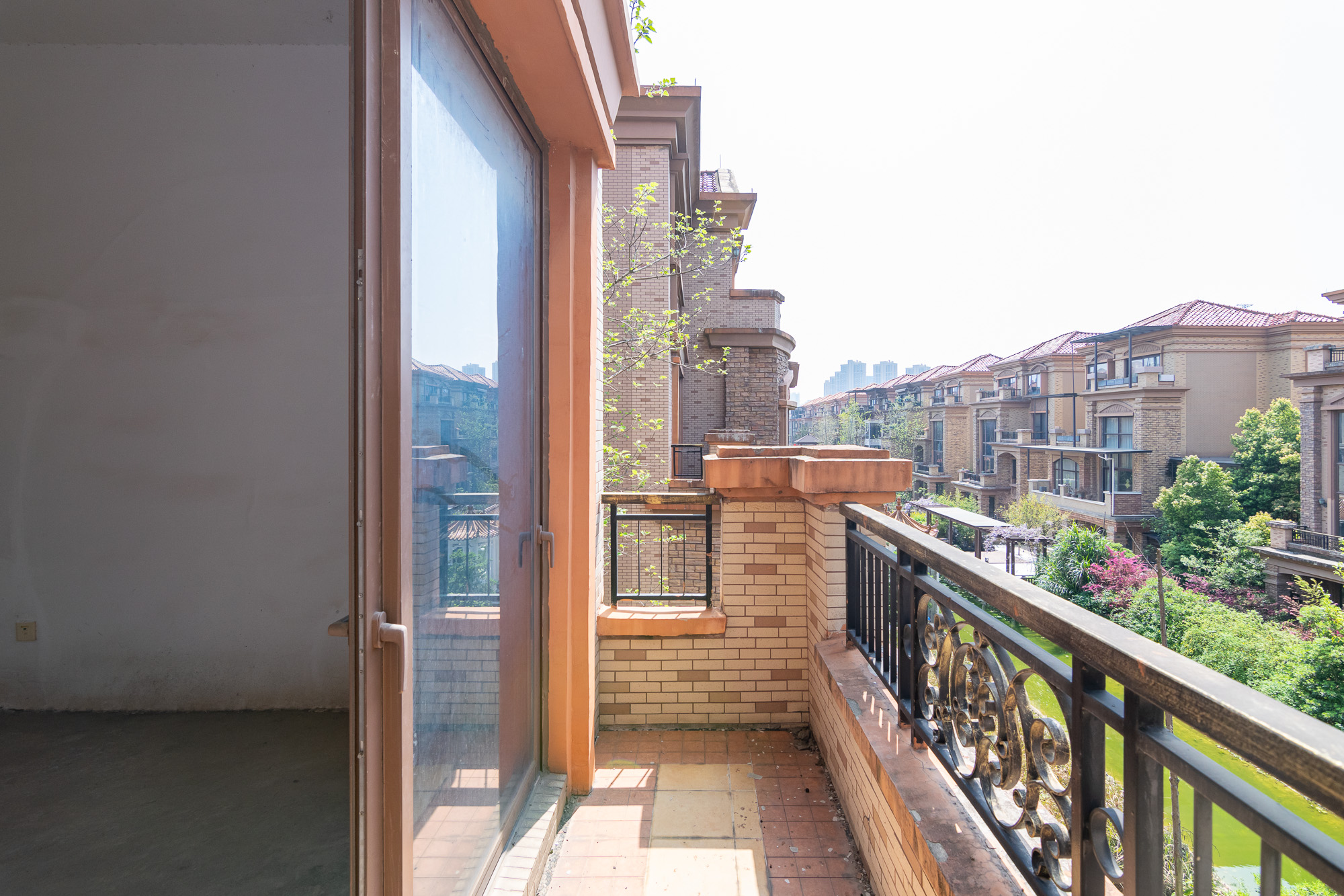 盈峰翠邸  7室3厅6卫   1080.00万 盈峰翠邸  7室3厅6卫   1080.00万阳台