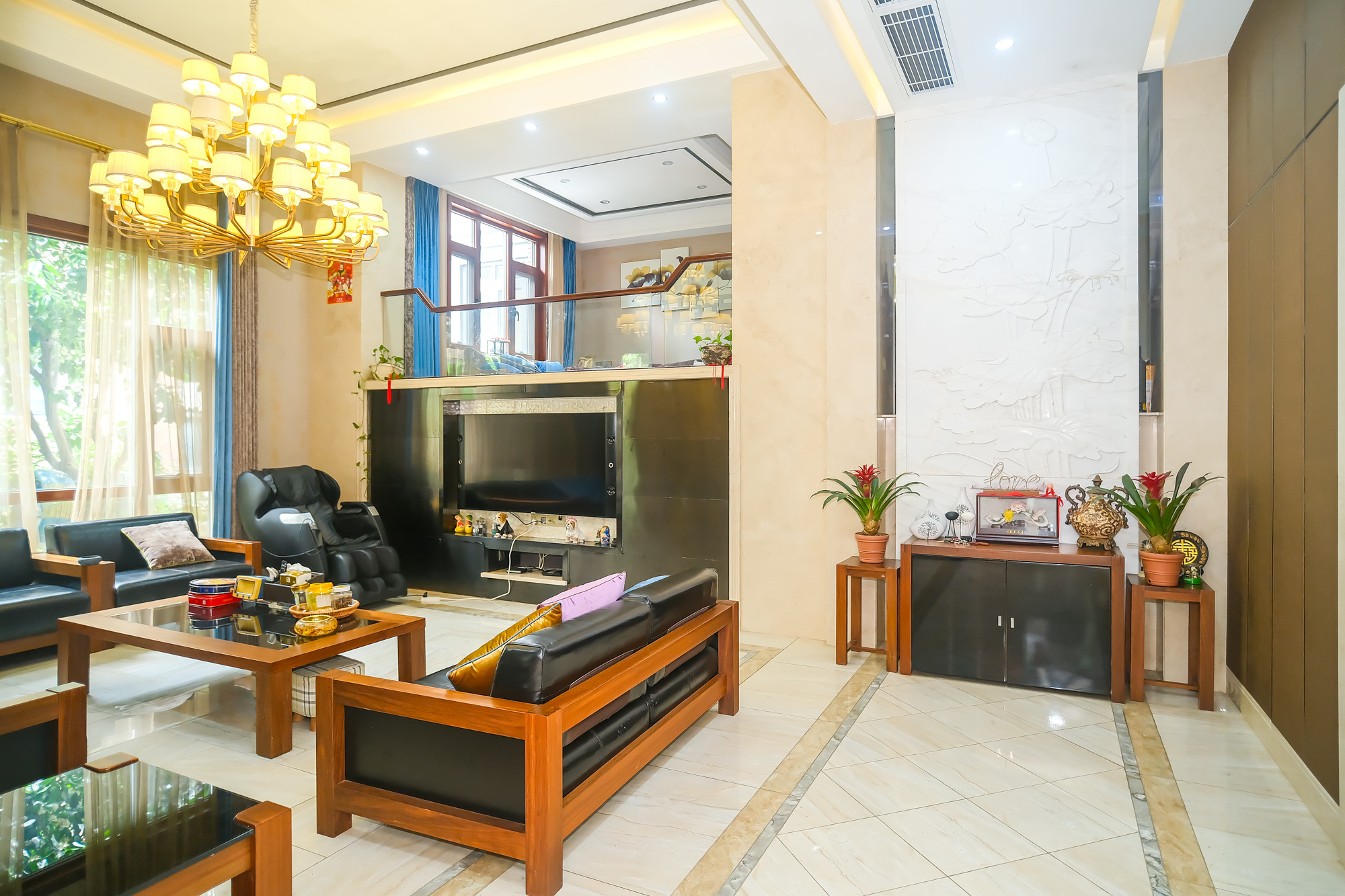 山水湾  8室5厅5卫   788.00万 山水湾  8室5厅5卫   788.00万客厅