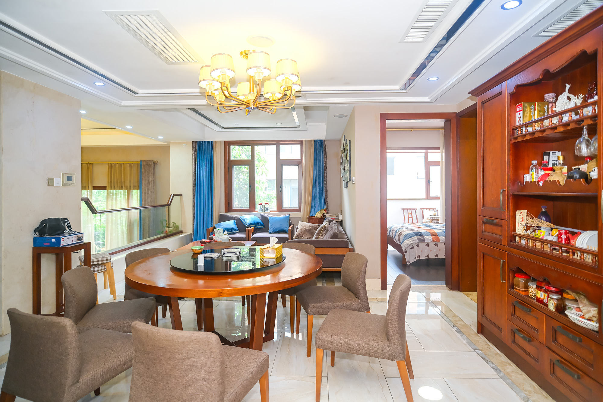 山水湾  8室5厅5卫   788.00万 山水湾  8室5厅5卫   788.00万客厅