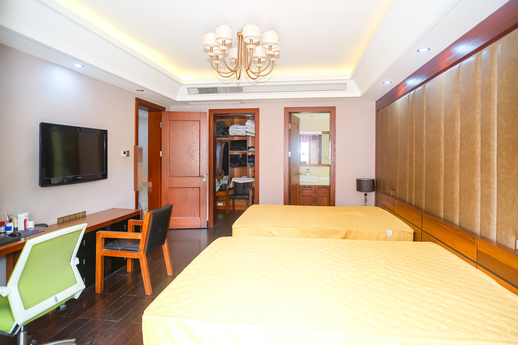 山水湾  8室5厅5卫   788.00万 山水湾  8室5厅5卫   788.00万卧室