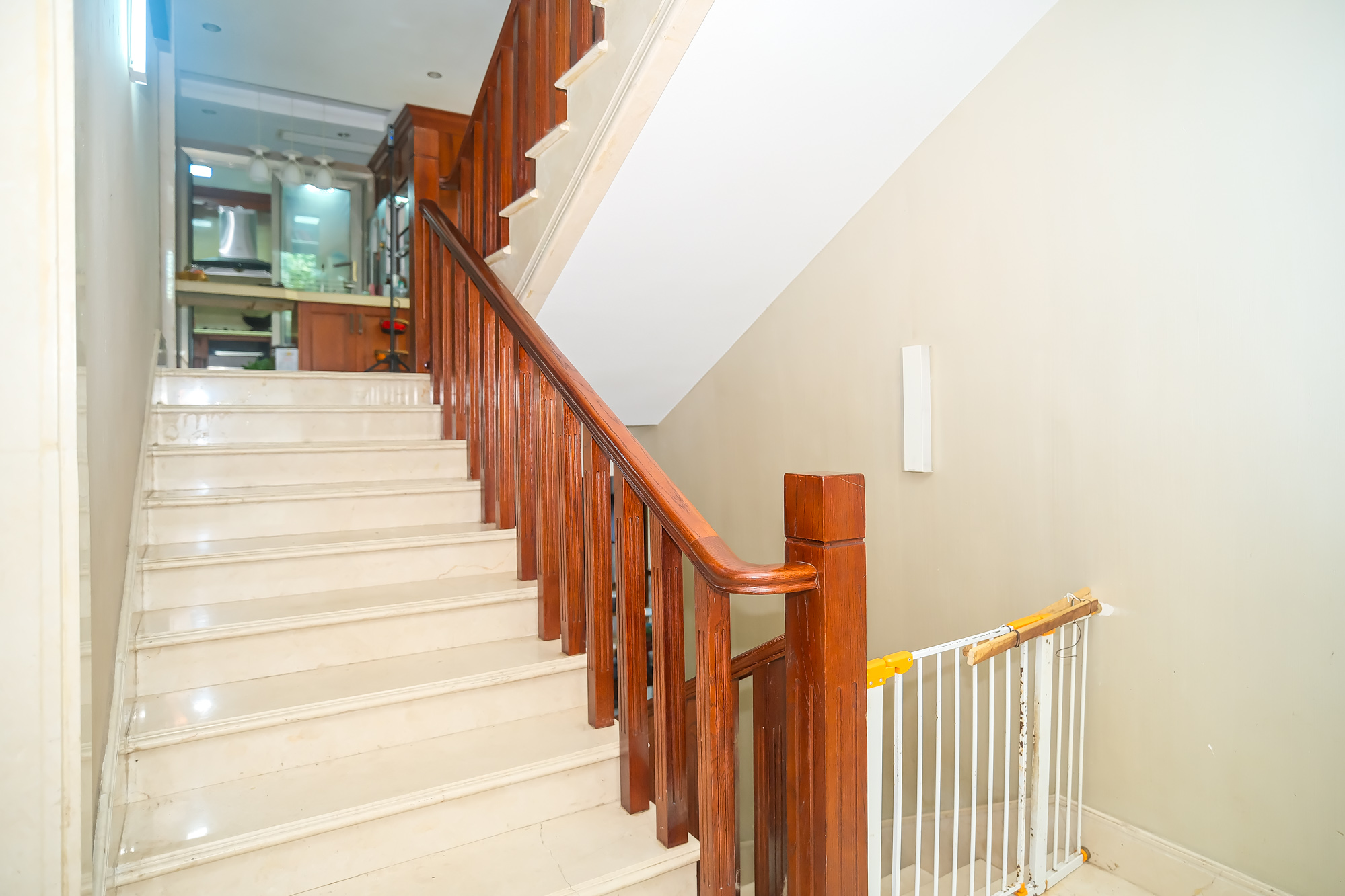 山水湾  8室5厅5卫   788.00万 山水湾  8室5厅5卫   788.00万客厅