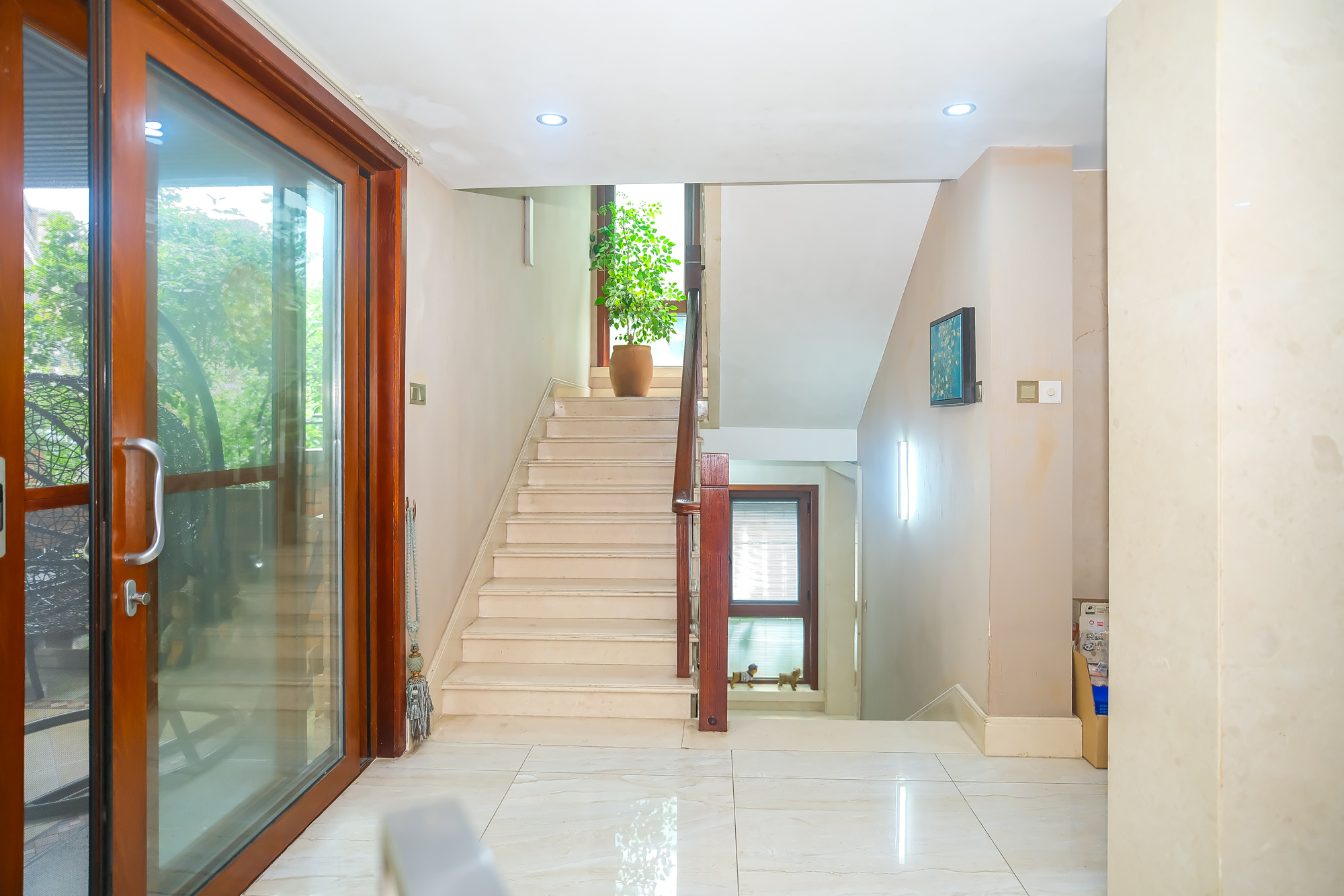 山水湾  8室5厅5卫   788.00万 山水湾  8室5厅5卫   788.00万客厅