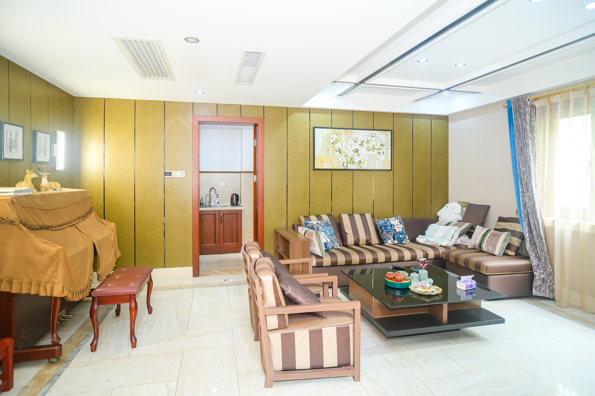 山水湾  8室5厅5卫   788.00万 山水湾  8室5厅5卫   788.00万客厅