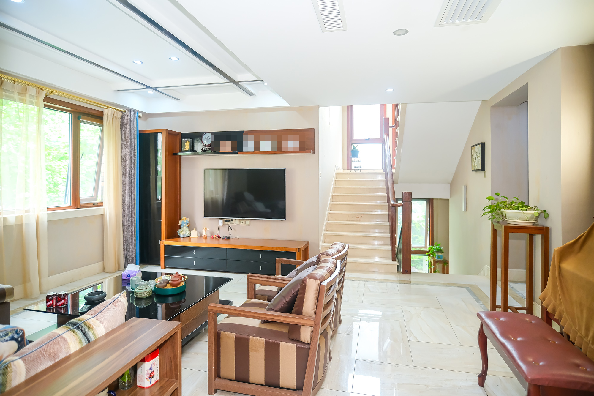 山水湾  8室5厅5卫   788.00万 山水湾  8室5厅5卫   788.00万客厅