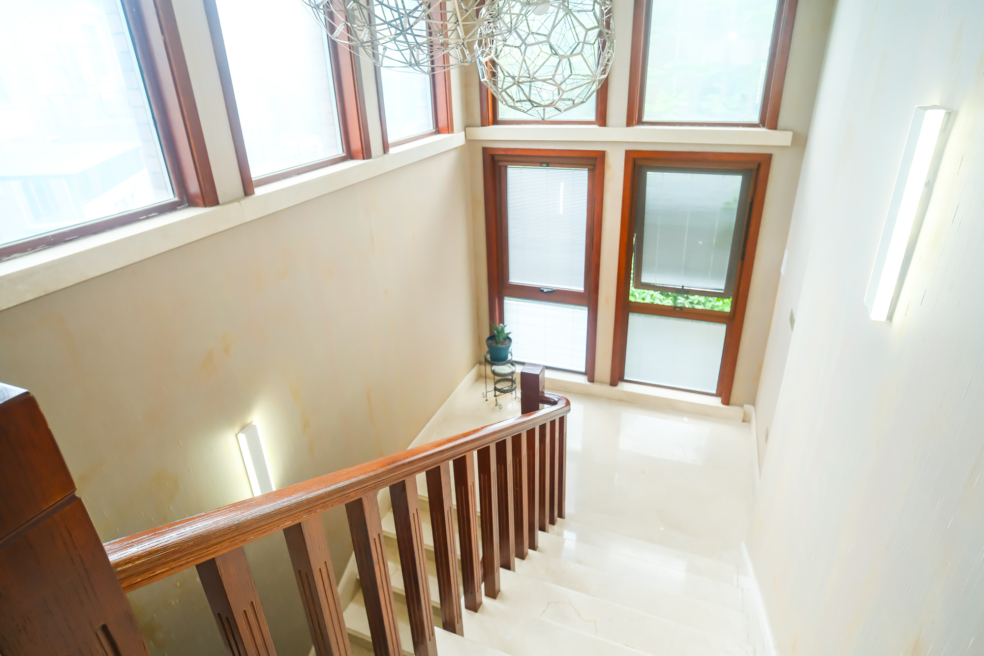 山水湾  8室5厅5卫   788.00万 山水湾  8室5厅5卫   788.00万客厅