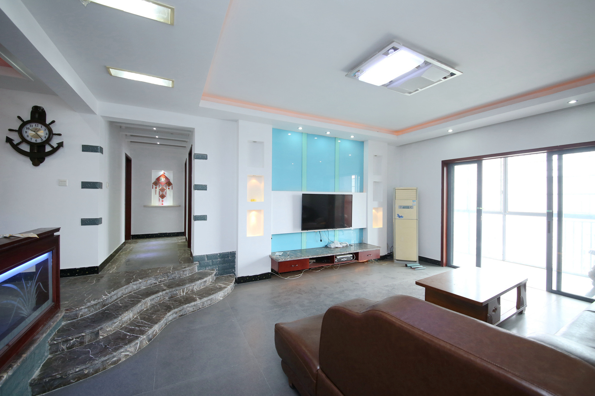 银港水晶城  4室2厅2卫   120.00万客厅