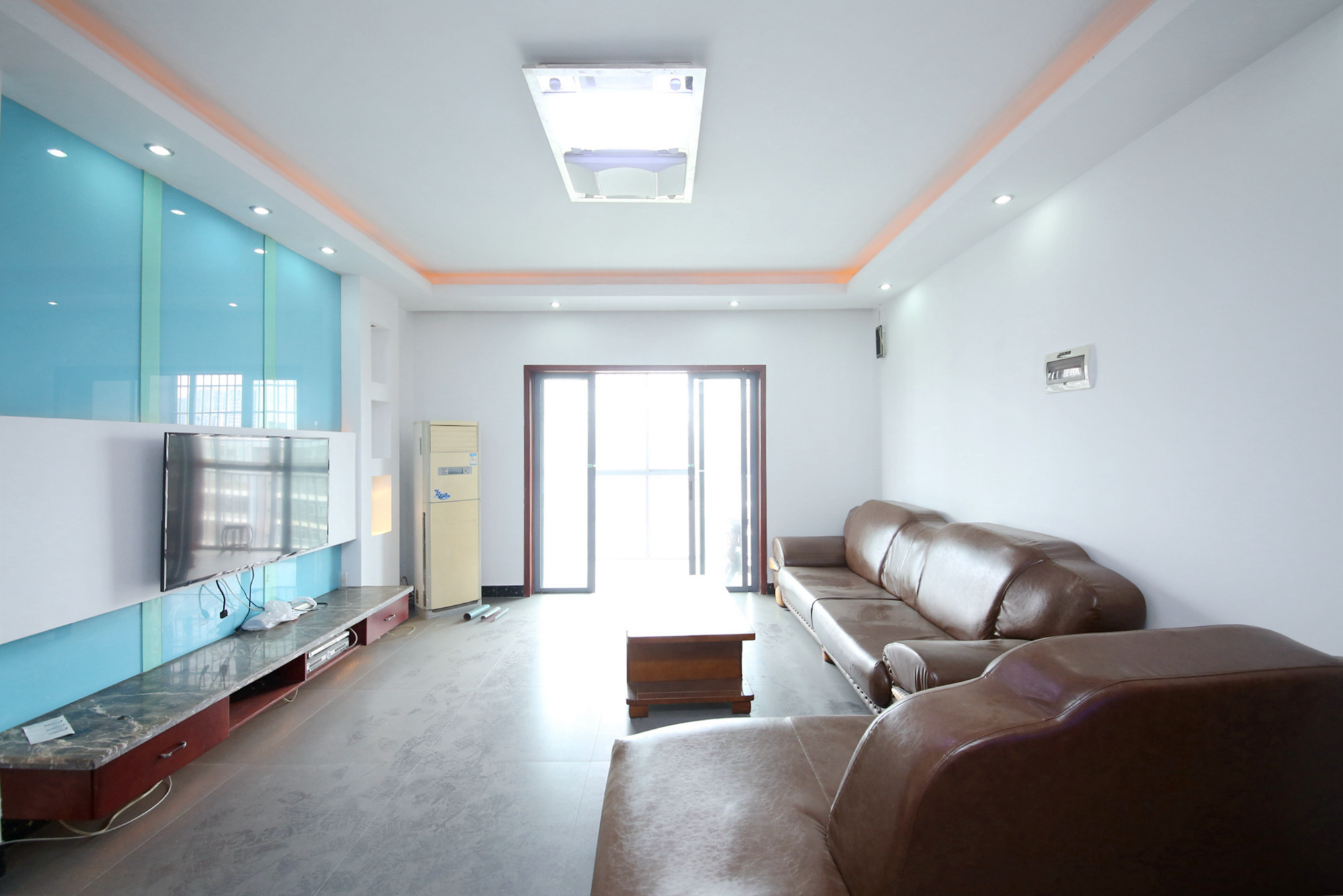 银港水晶城  4室2厅2卫   120.00万客厅