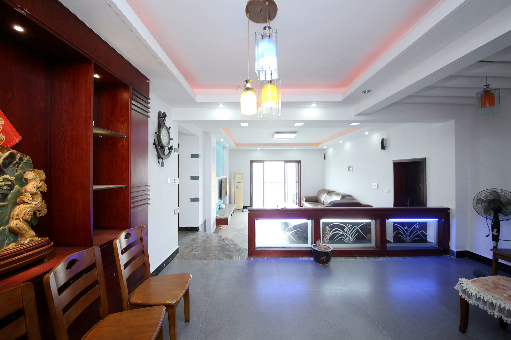 银港水晶城  4室2厅2卫   120.00万客厅