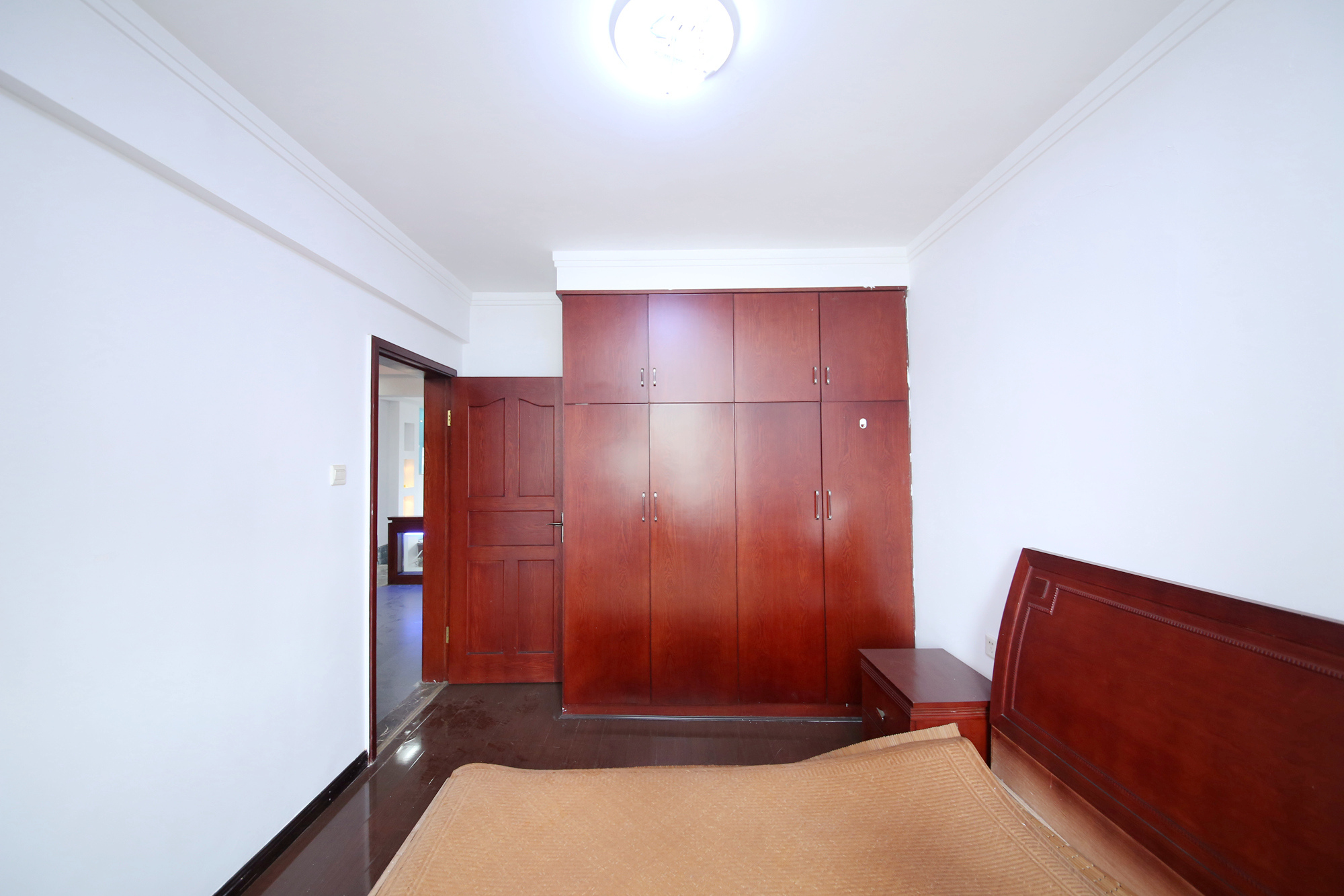 银港水晶城  4室2厅2卫   120.00万卧室