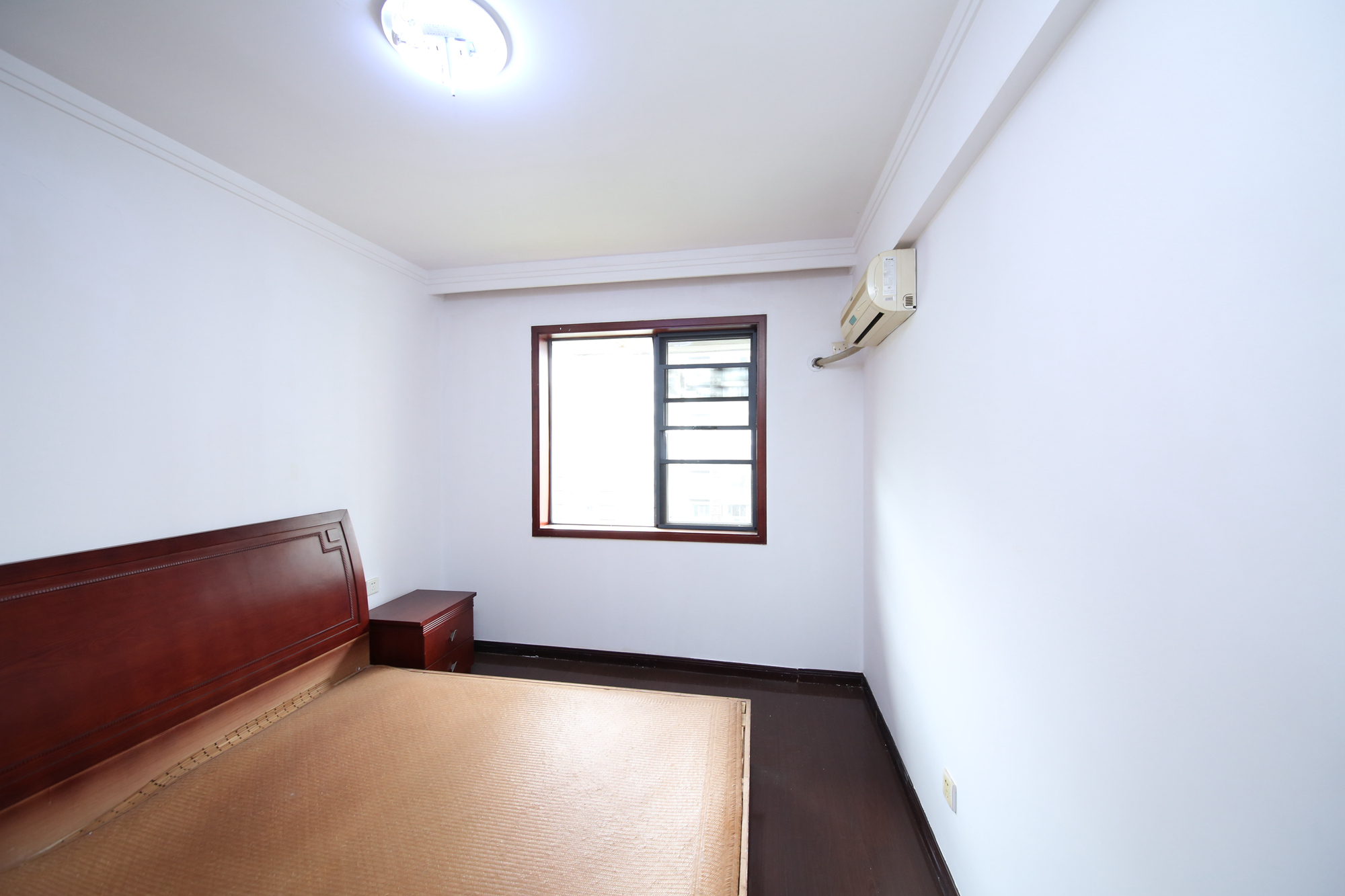 银港水晶城  4室2厅2卫   120.00万卧室