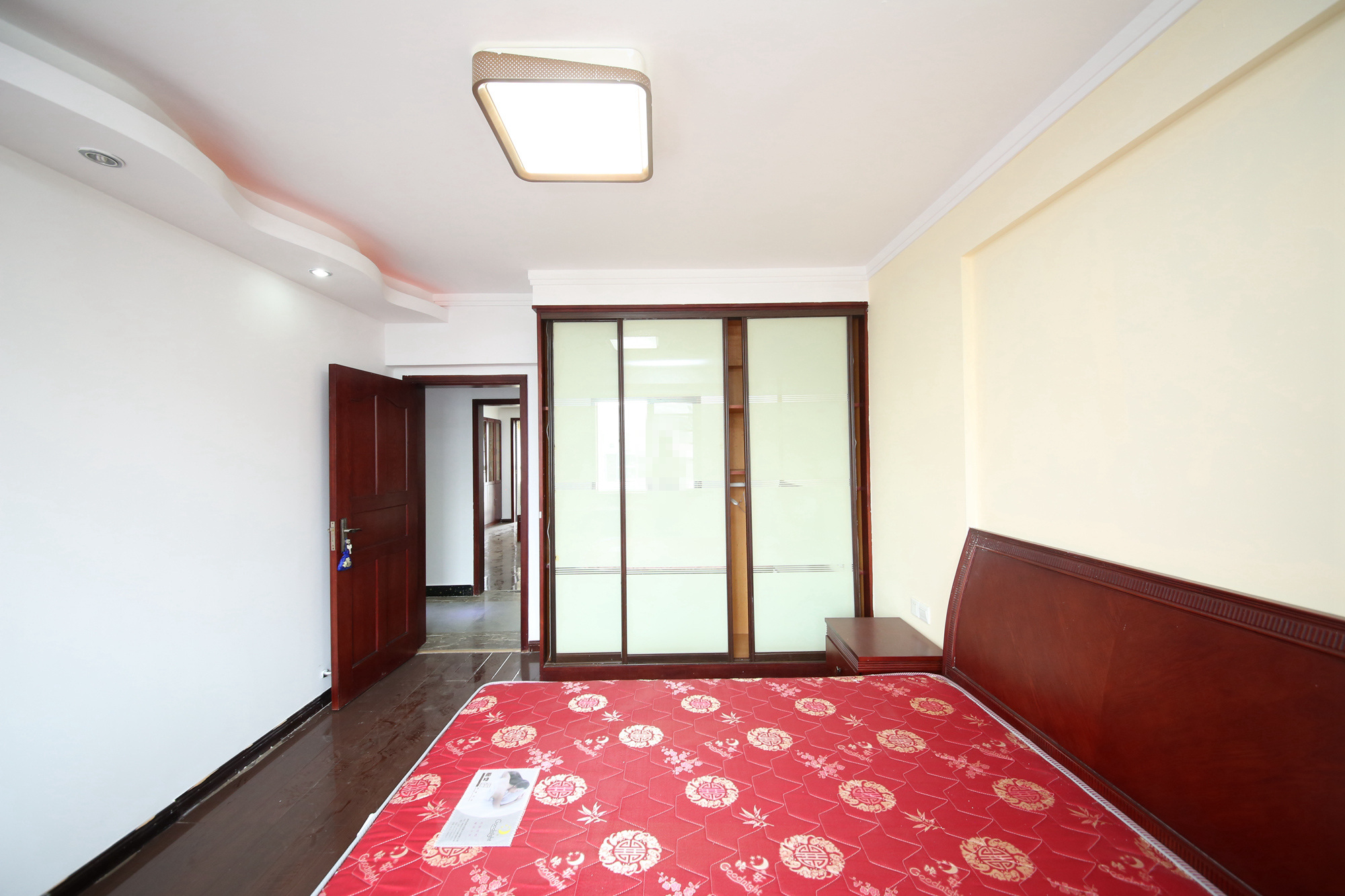 银港水晶城  4室2厅2卫   120.00万卧室