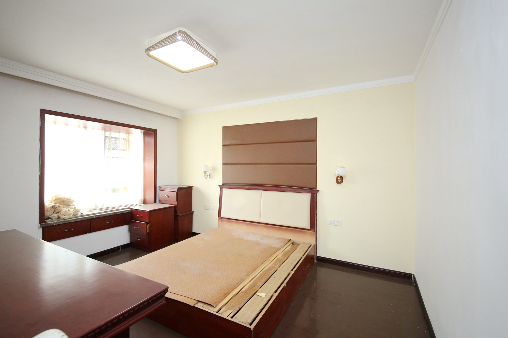 银港水晶城  4室2厅2卫   120.00万卧室