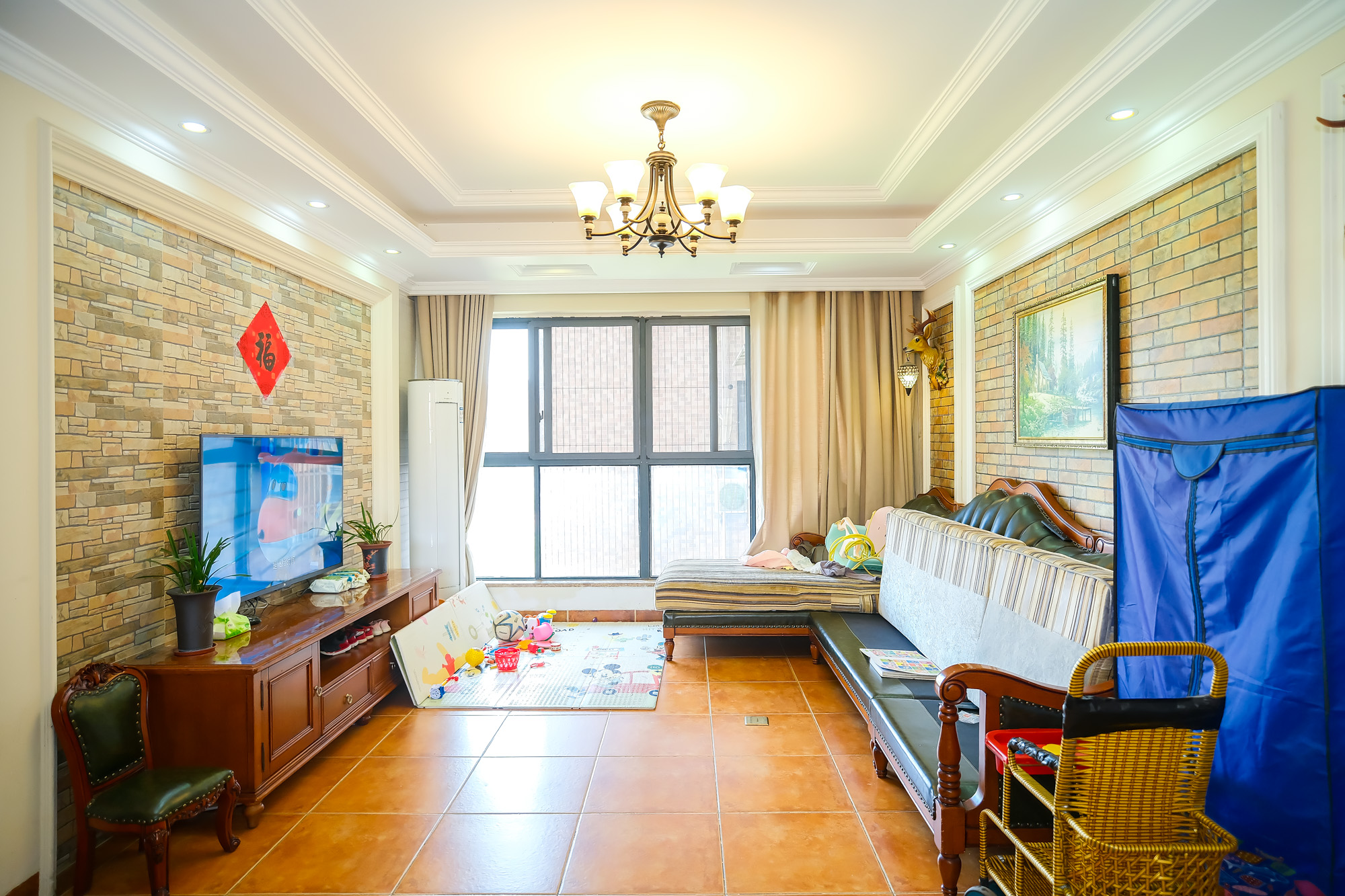 月亮湾草莓街区一、二期 4室2厅1卫 79.80万 月亮湾草莓街区一、二期 4室2厅1卫 79.80万客厅