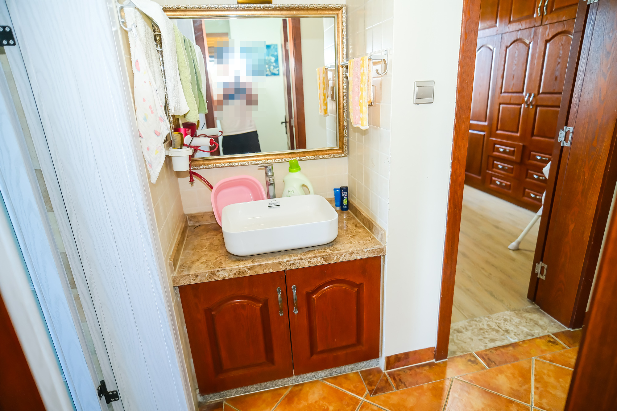 月亮湾草莓街区一、二期 4室2厅1卫 79.80万 月亮湾草莓街区一、二期 4室2厅1卫 79.80万客厅