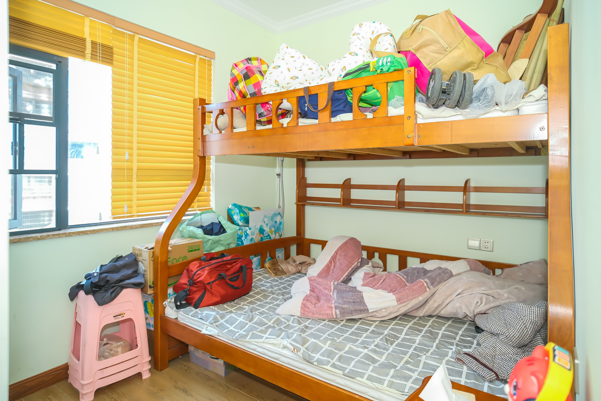 月亮湾草莓街区一、二期 4室2厅1卫 79.80万 月亮湾草莓街区一、二期 4室2厅1卫 79.80万卧室