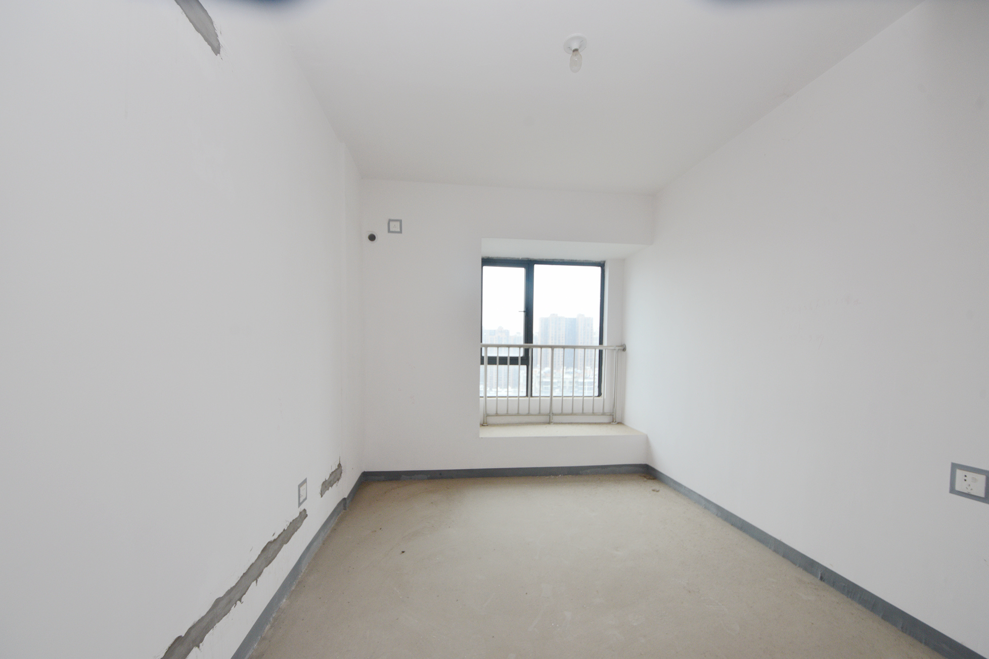 建发中央悦府  4室2厅2卫   190.00万卧室
