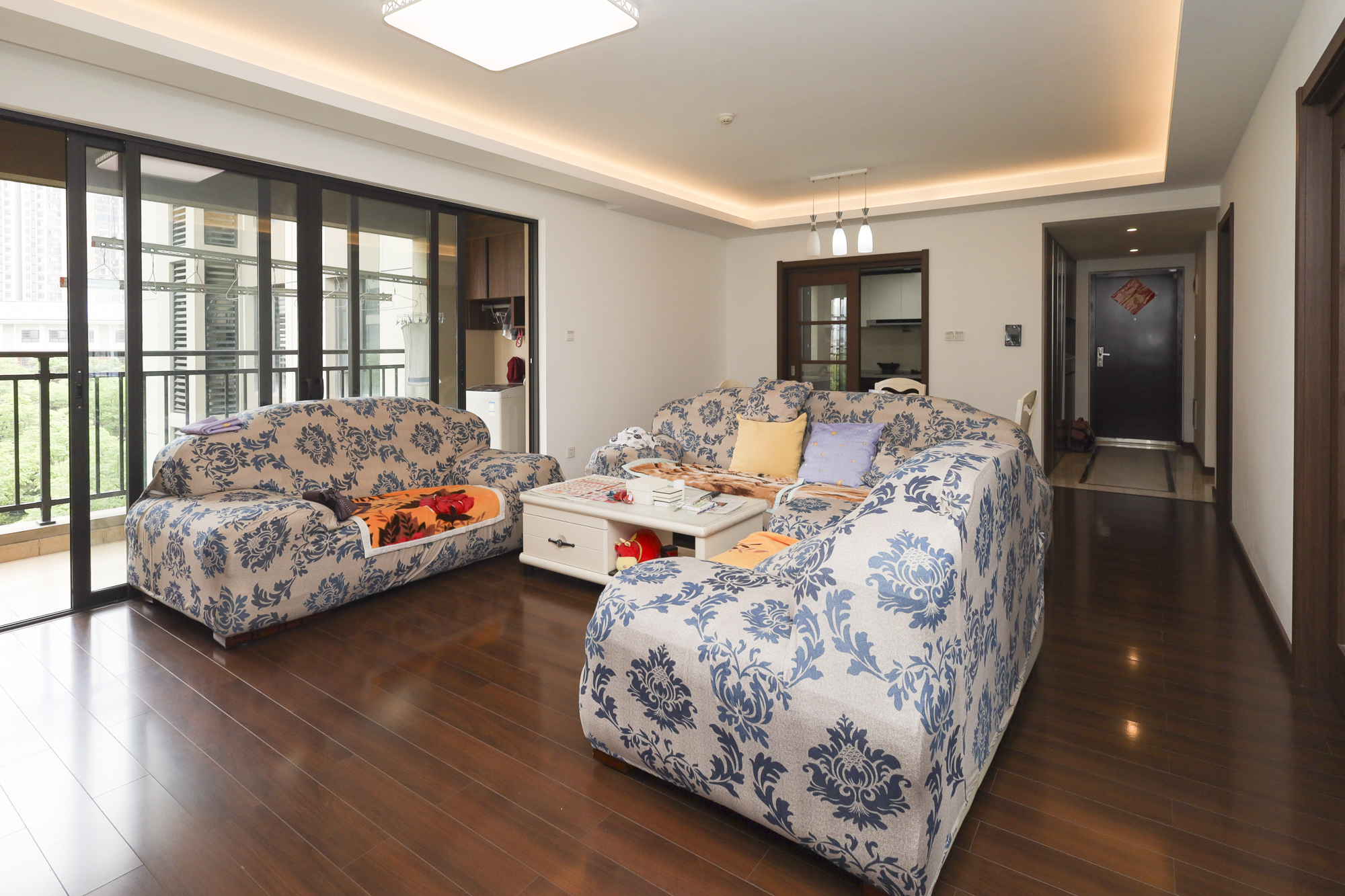 万科里金域国际  4室2厅2卫    315.0万客厅