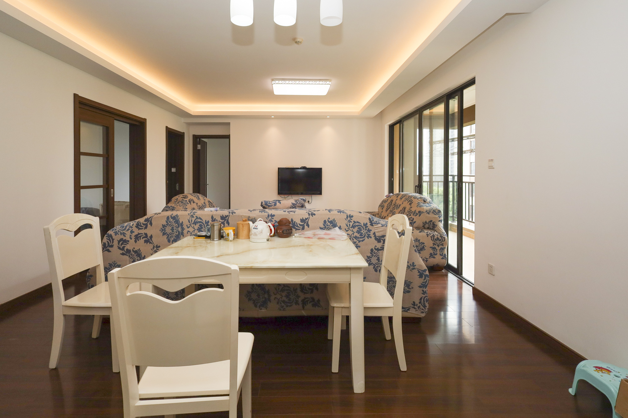 万科里金域国际  4室2厅2卫    315.0万客厅