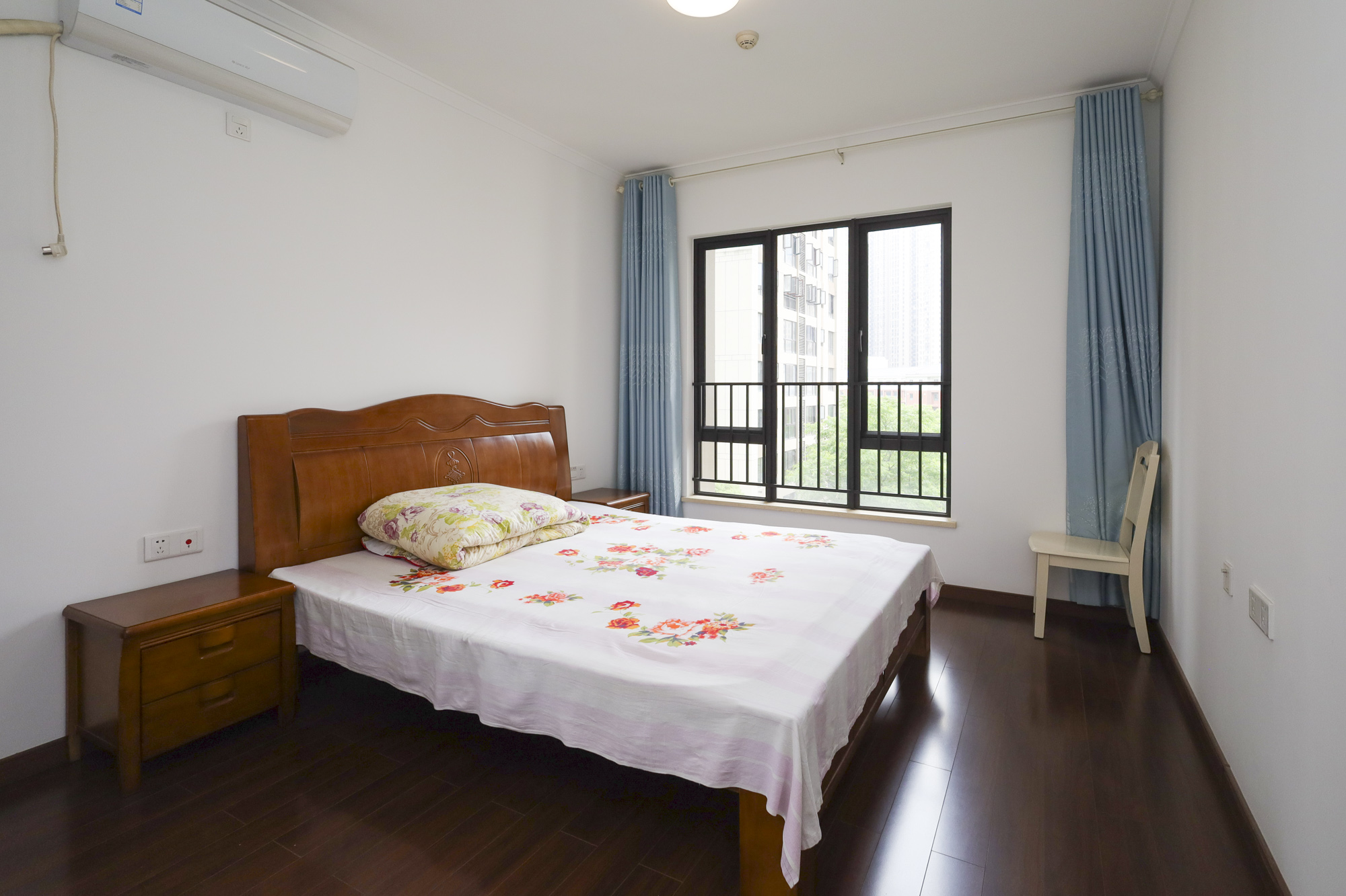 万科里金域国际  4室2厅2卫    315.0万卧室