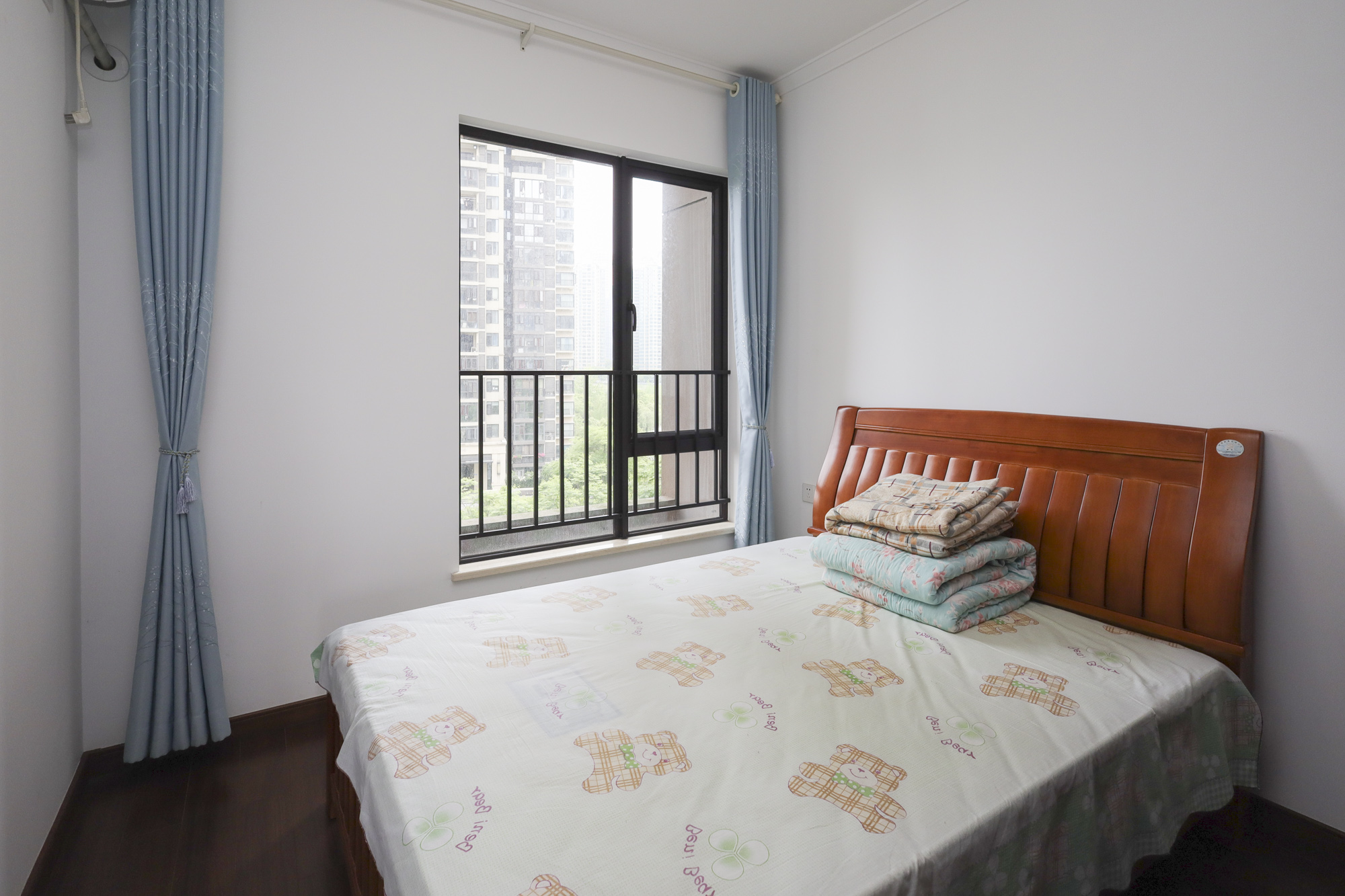 万科里金域国际  4室2厅2卫    315.0万卧室